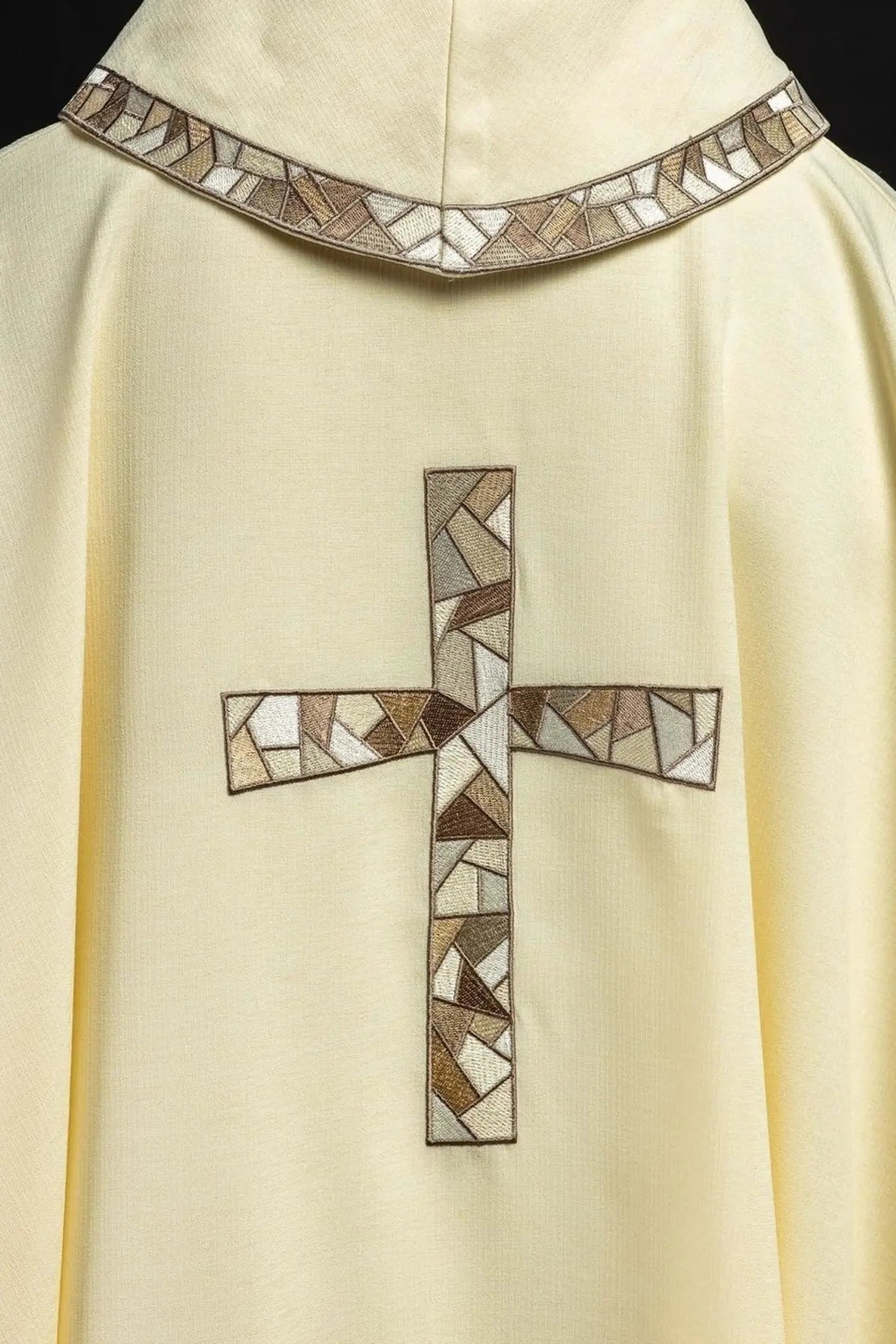 Casulla ecru con cruz bordada