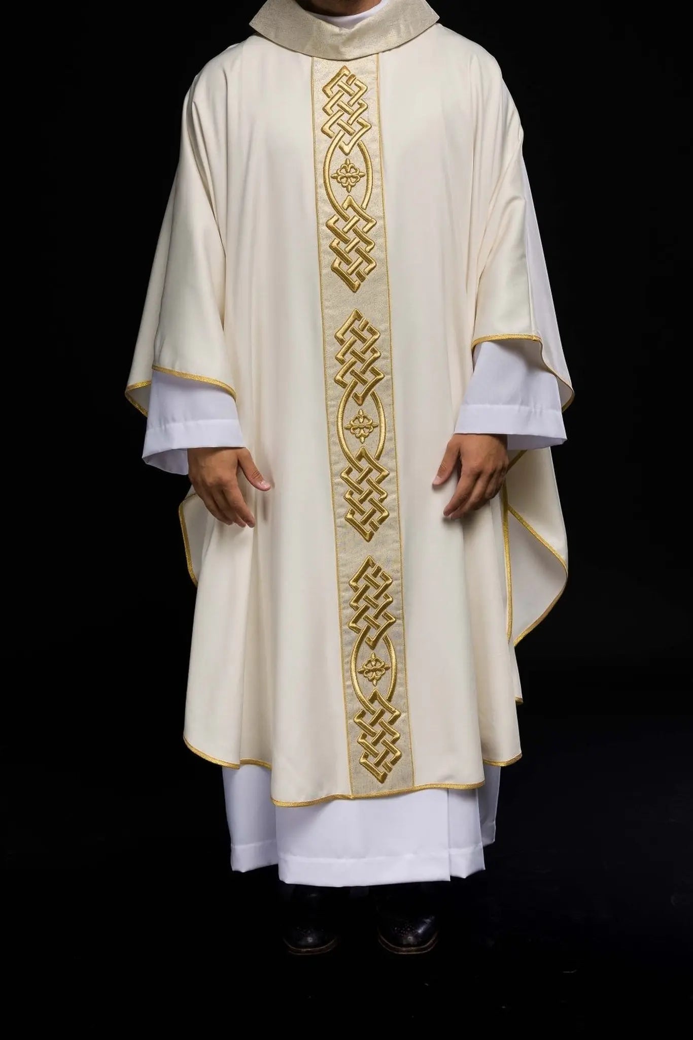 Casulla ecru con cruz bordada