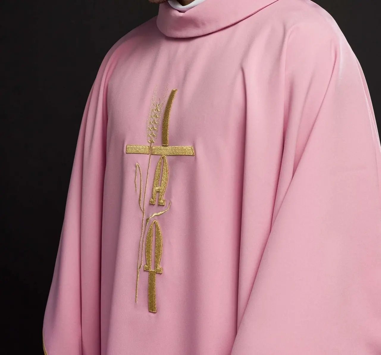 Casulla bordada Cruz e IHS Rosa