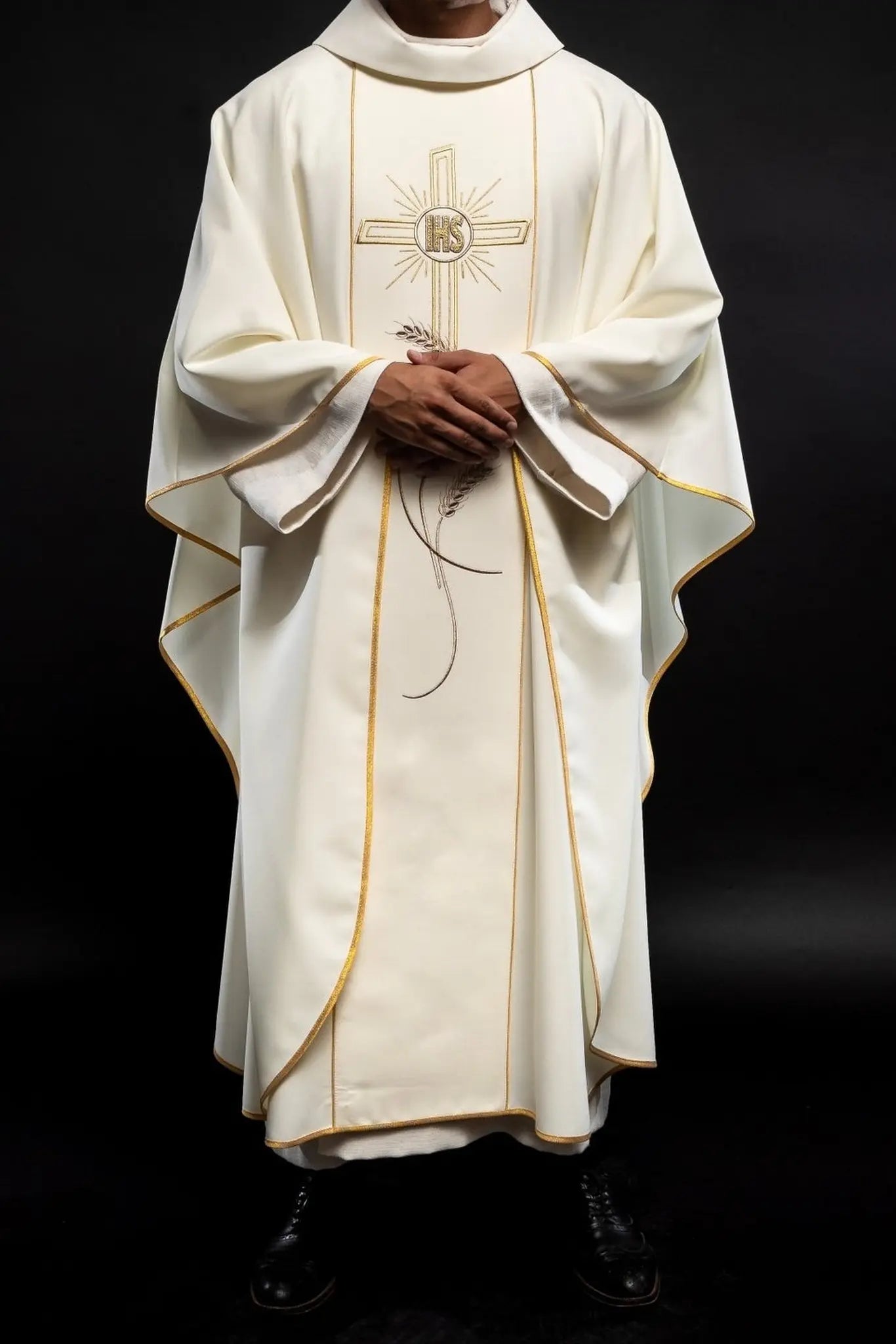 Embroidered chasuble Cross with IHS symbol ecru