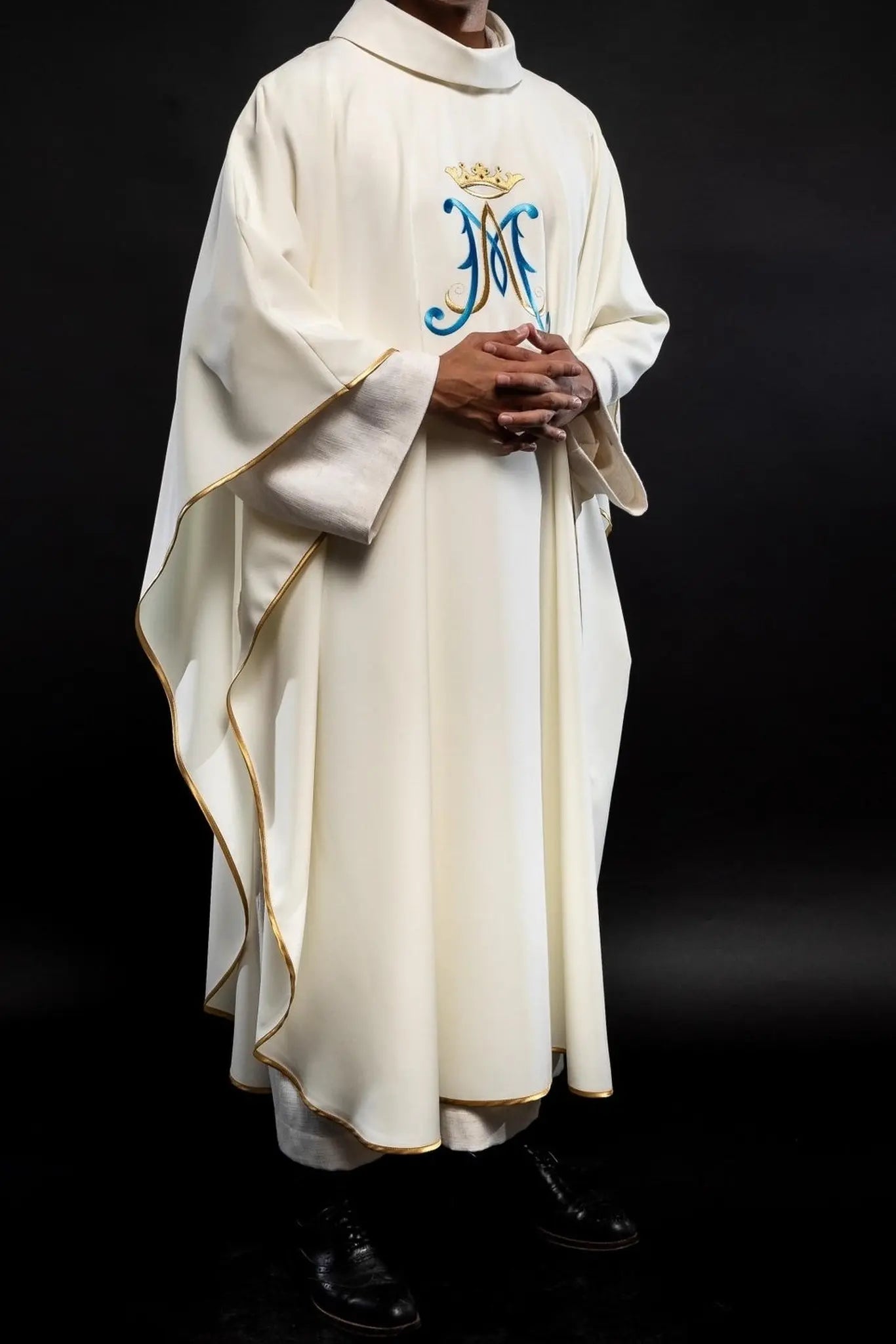 Embroidered chasuble with Marian motif ecru