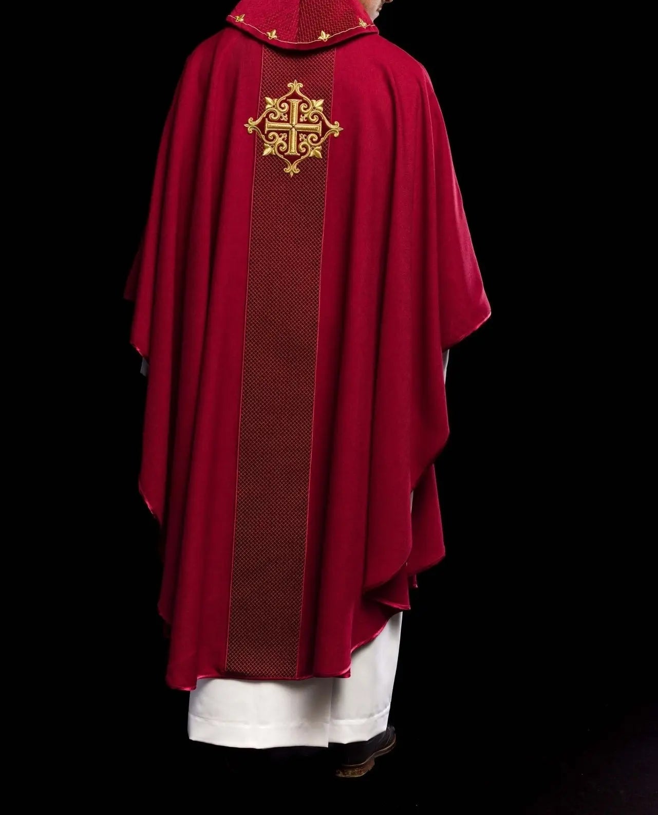 Casulla bordada en terciopelo con el símbolo de la Cruz Roja