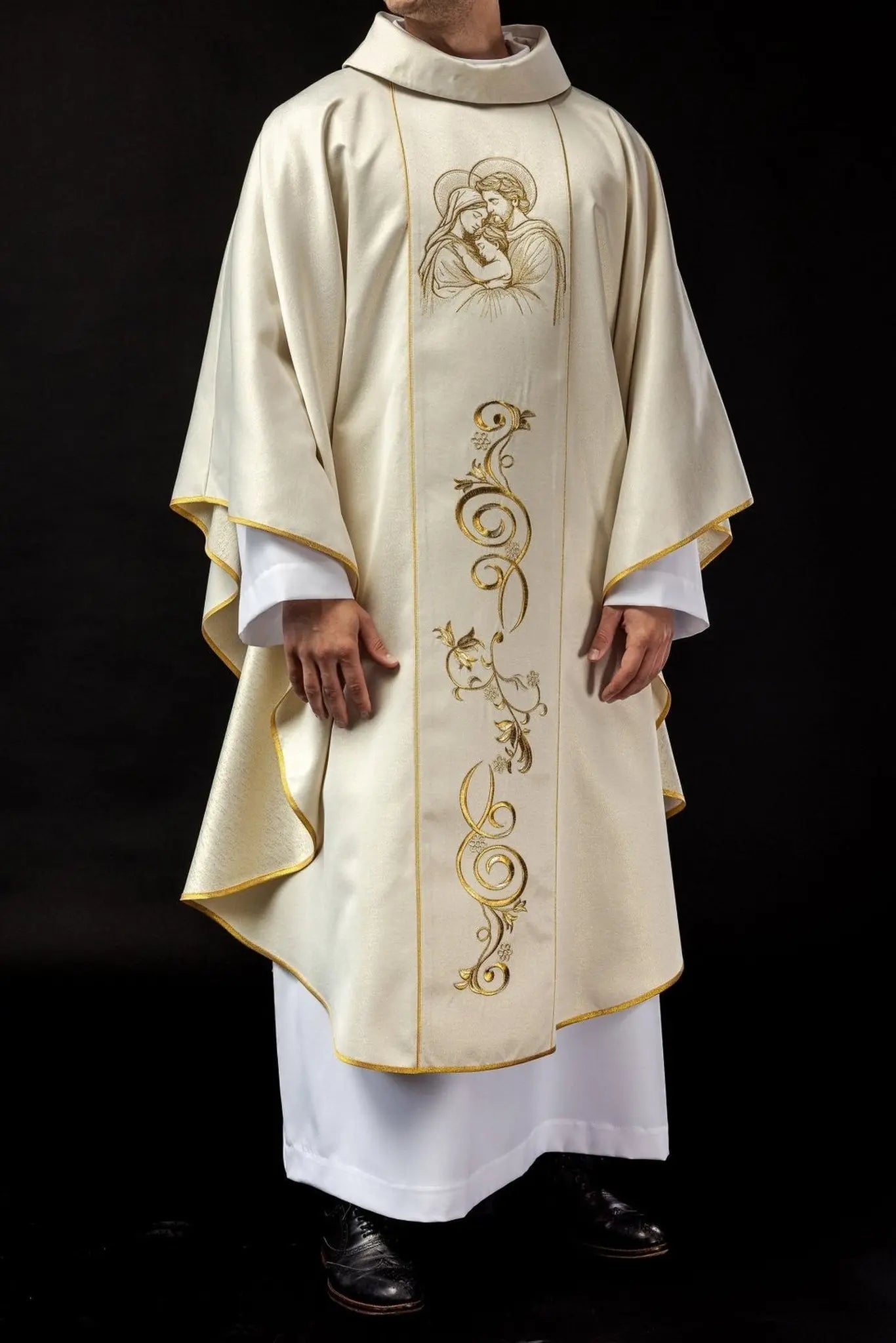 Casulla bordada para Navidad con la imagen de la Sagrada Familia