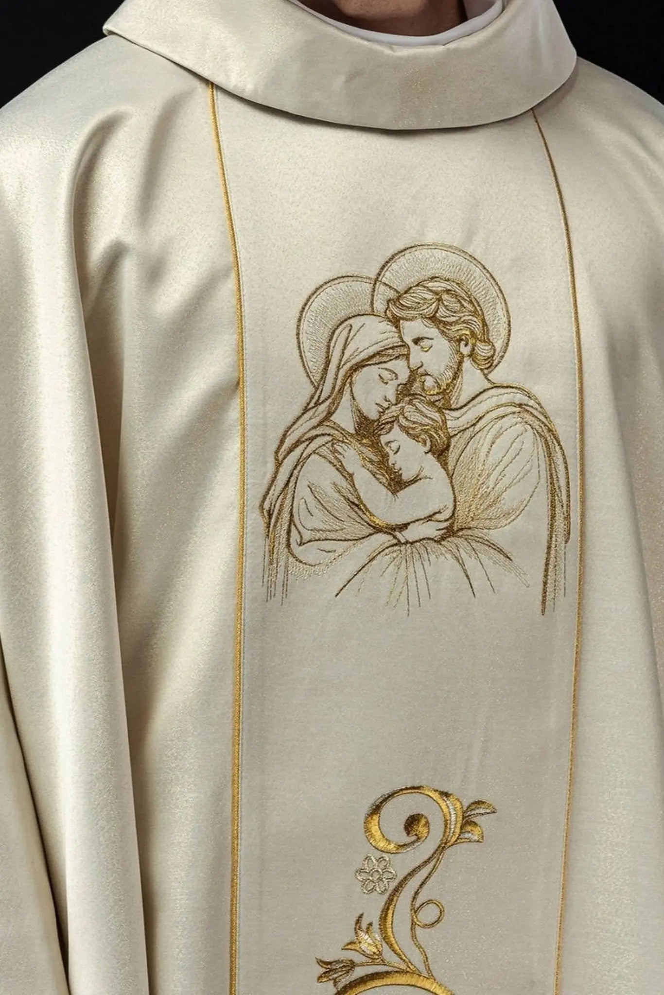Casulla bordada para Navidad con la imagen de la Sagrada Familia