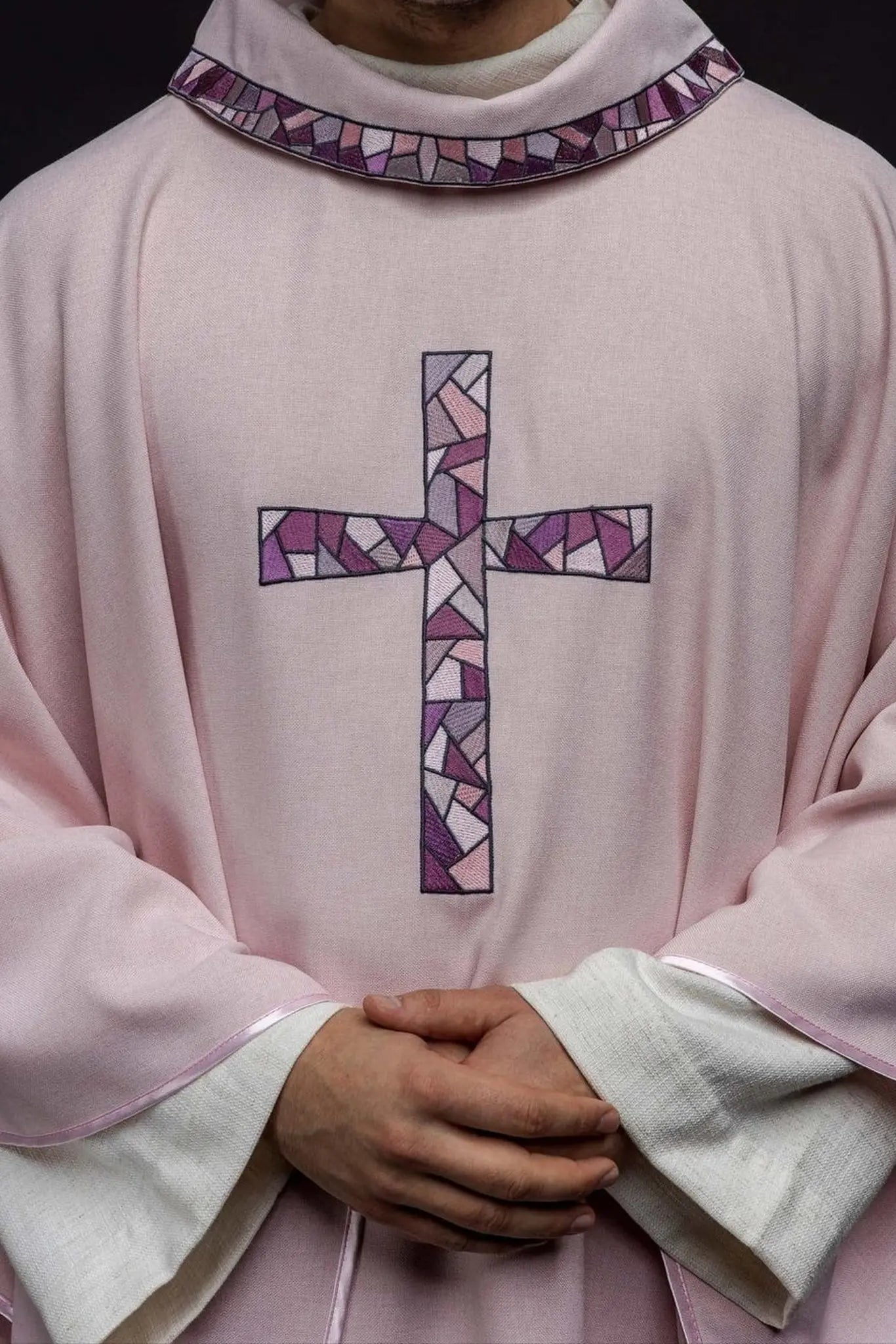 Casulla bordada de la cruz rosa