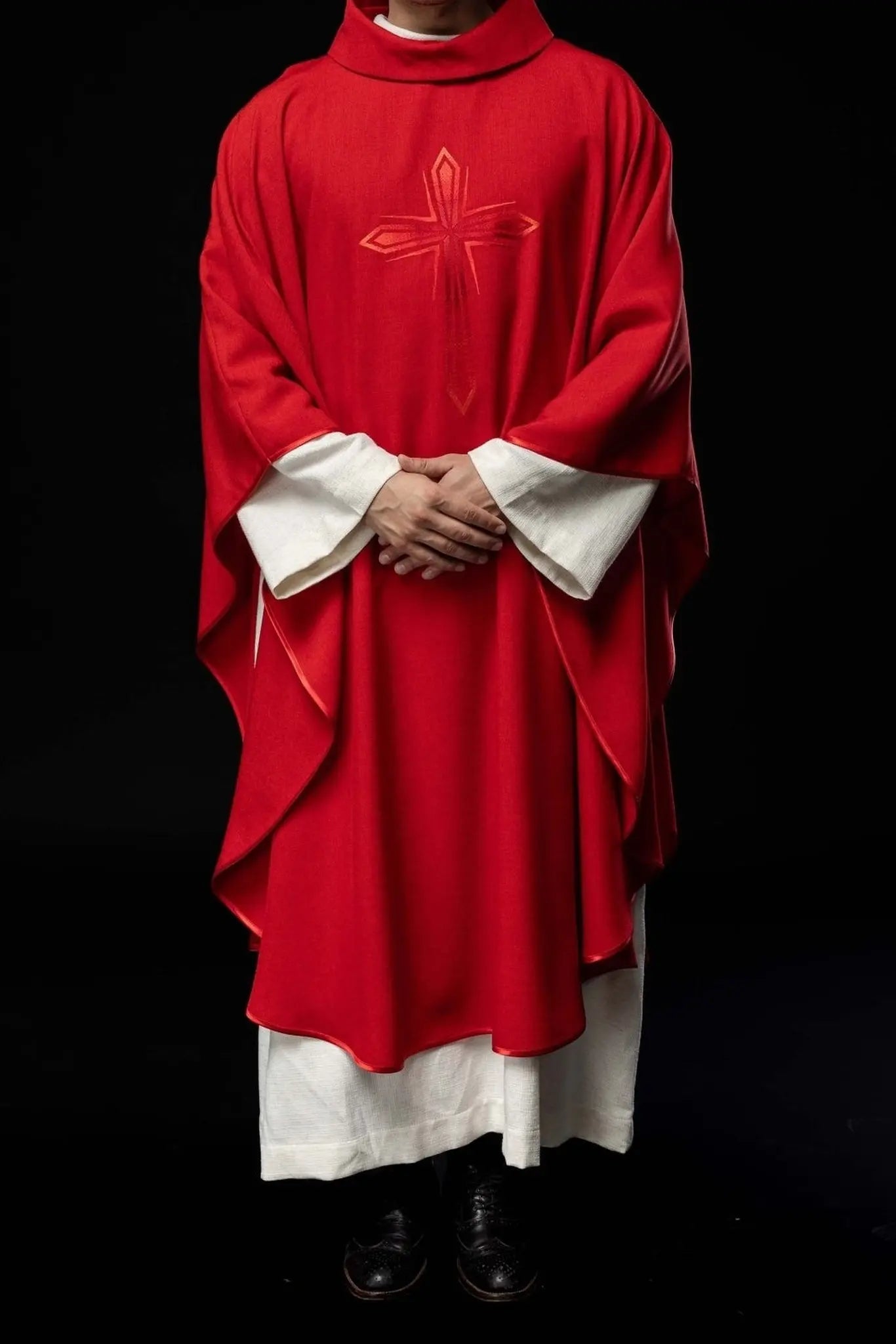 Casulla bordada en rojo