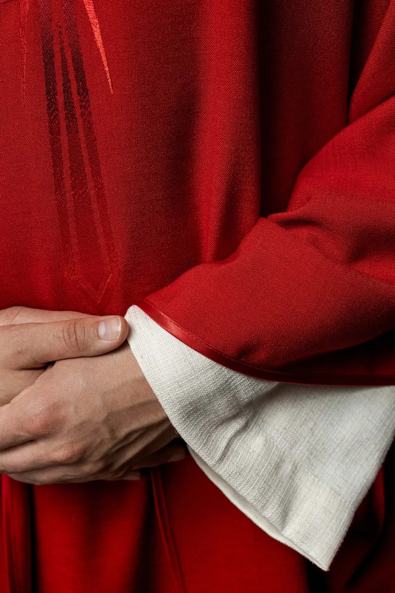 Casulla bordada en rojo