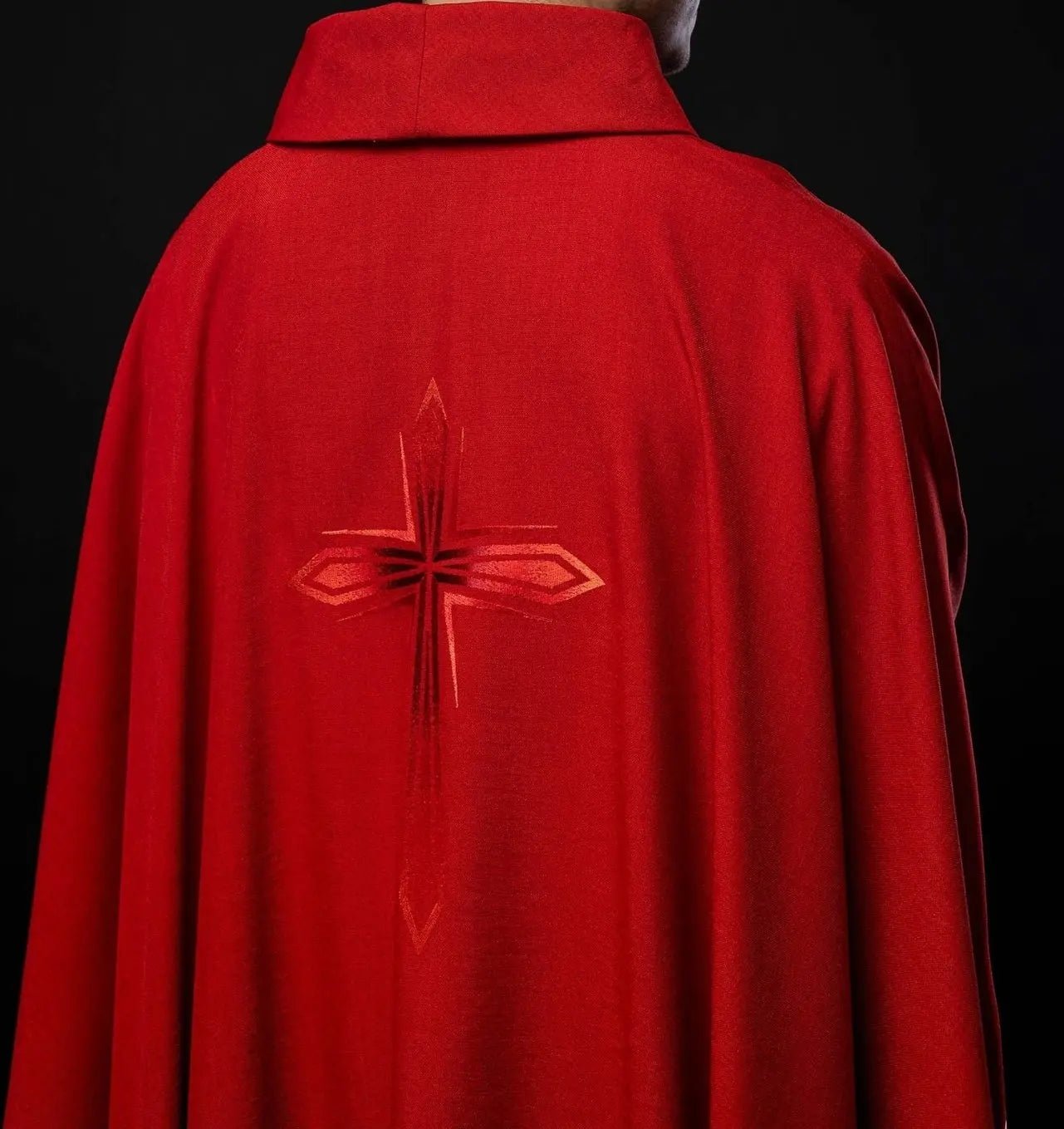 Casulla bordada en rojo