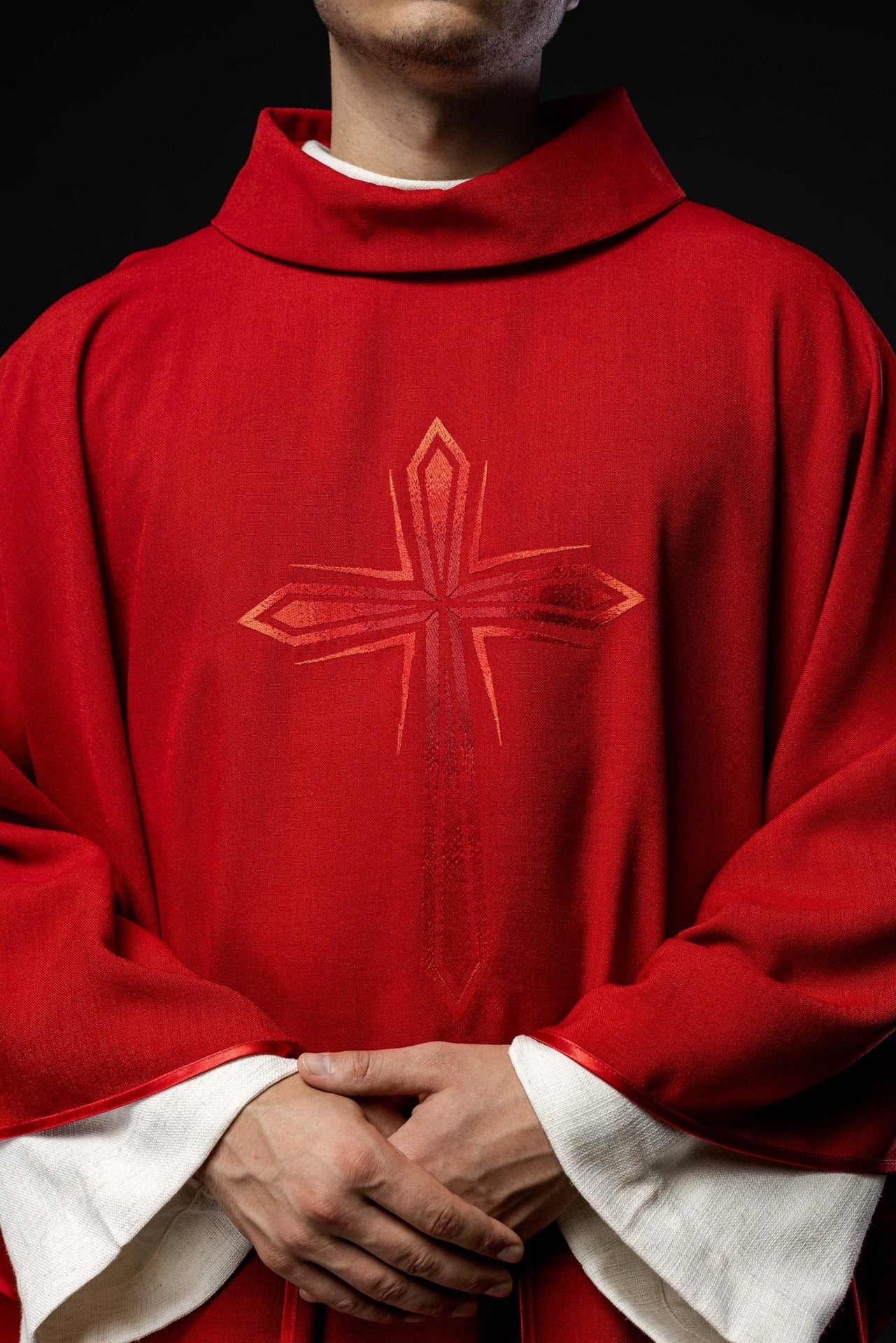 Ornat haftowany w kolorze czerwonym