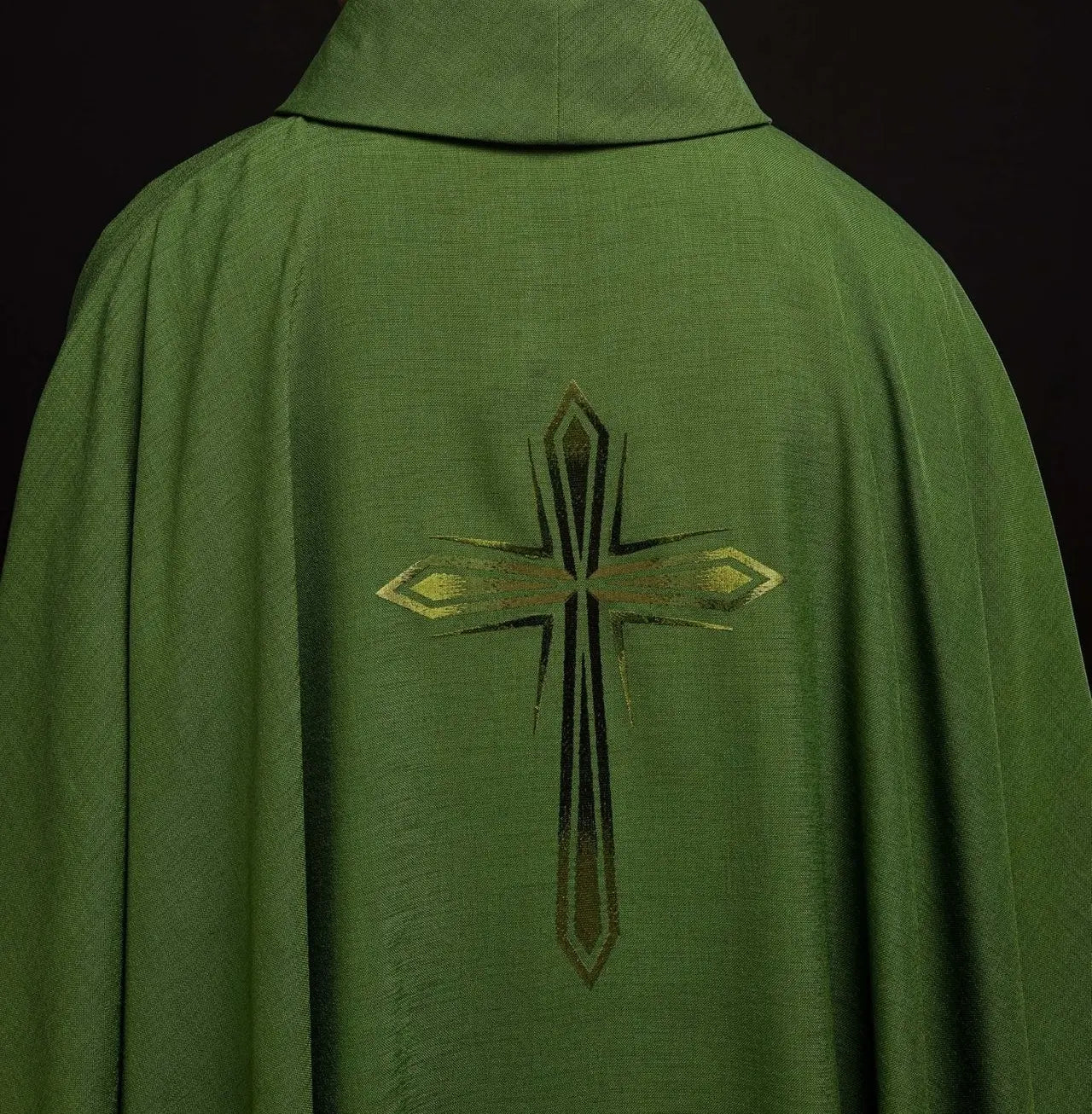 Casulla bordada en verde