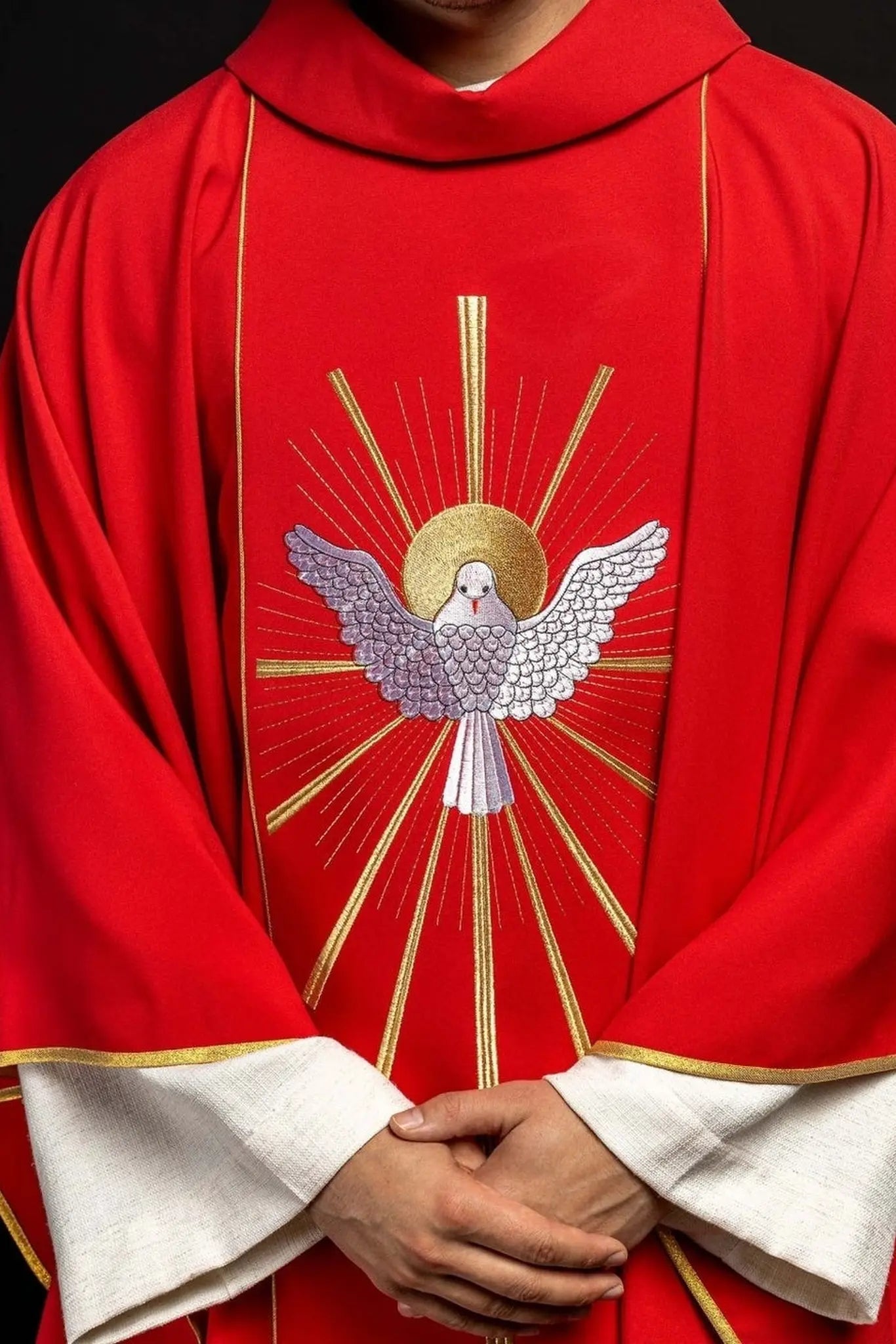 Casulla bordada con el Espíritu Santo en rojo