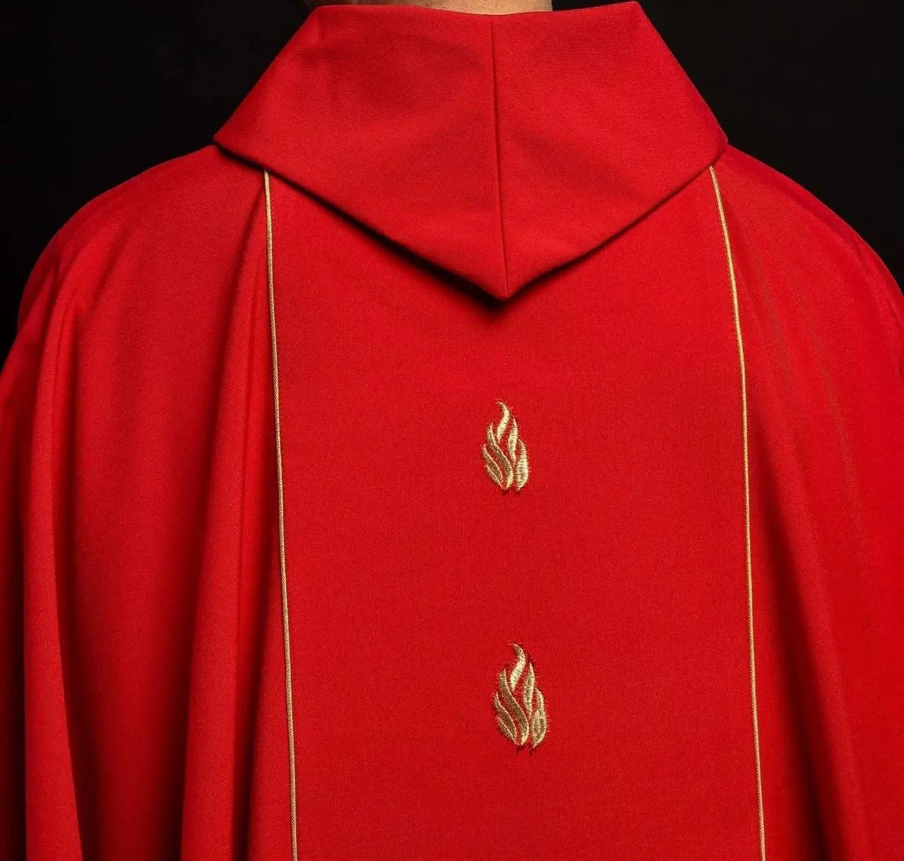 Casulla bordada con el Espíritu Santo en rojo
