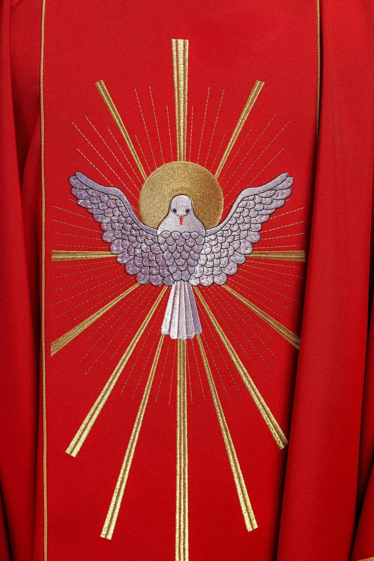 Casulla bordada con el Espíritu Santo en rojo
