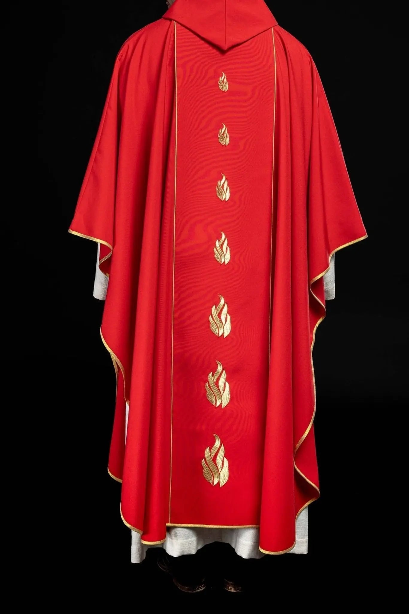 Casulla bordada con el Espíritu Santo en rojo