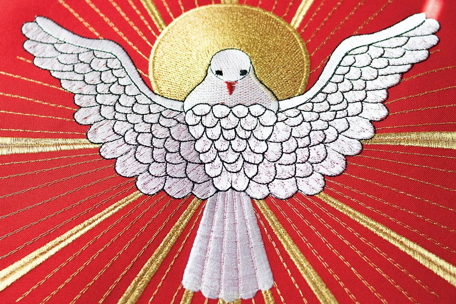 Casulla bordada con el Espíritu Santo en rojo
