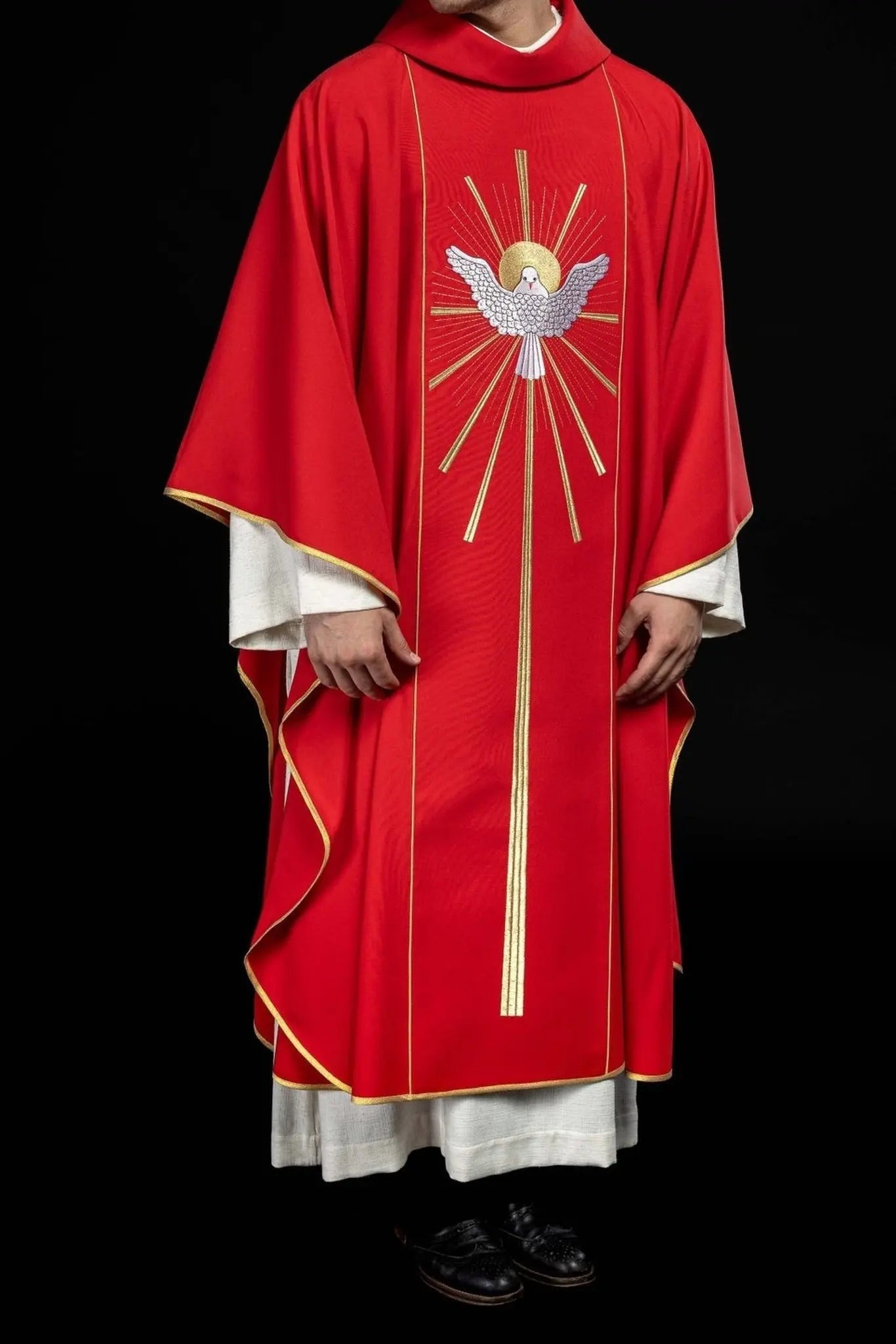 Casulla bordada con el Espíritu Santo en rojo