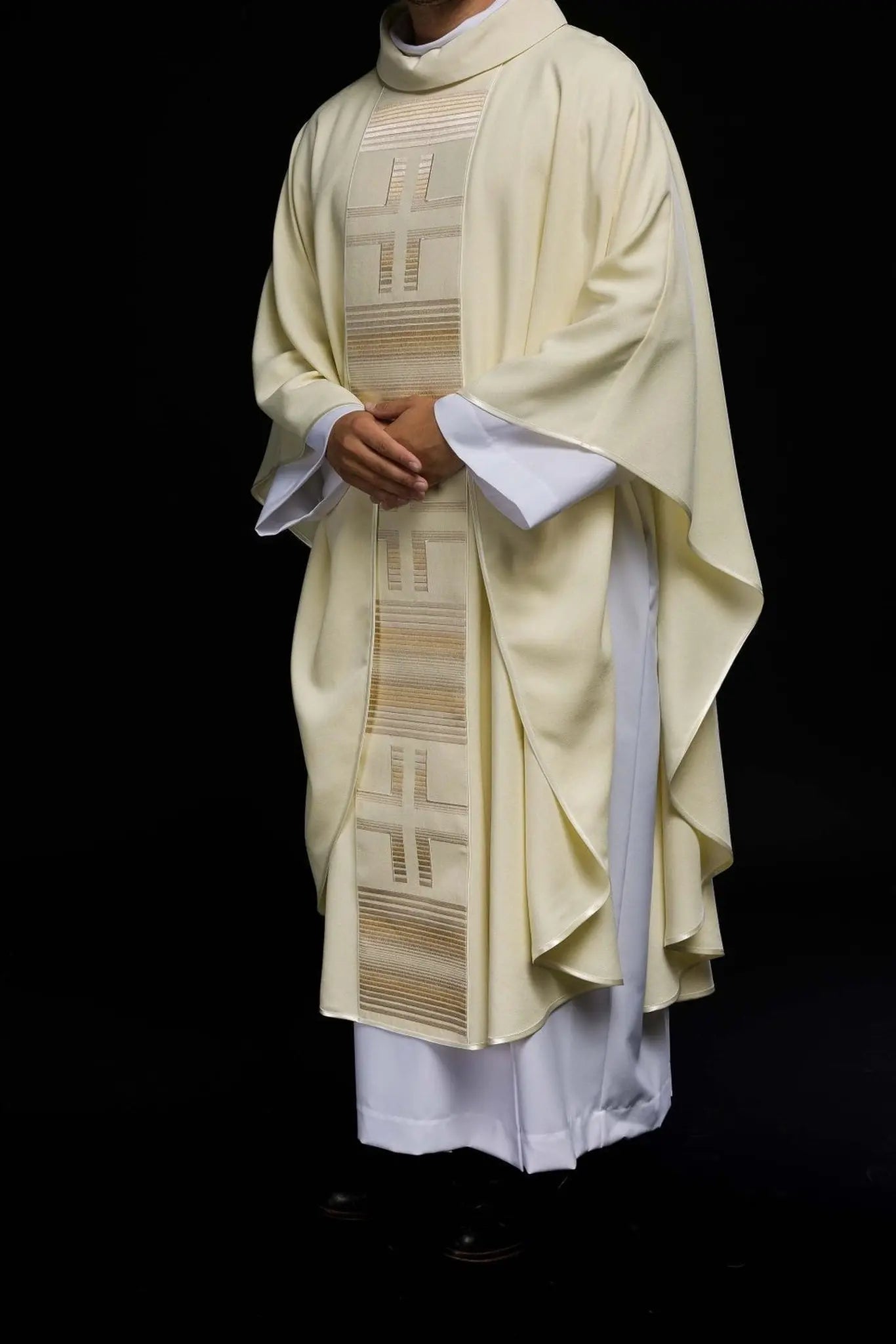 Casulla bordada con cruces