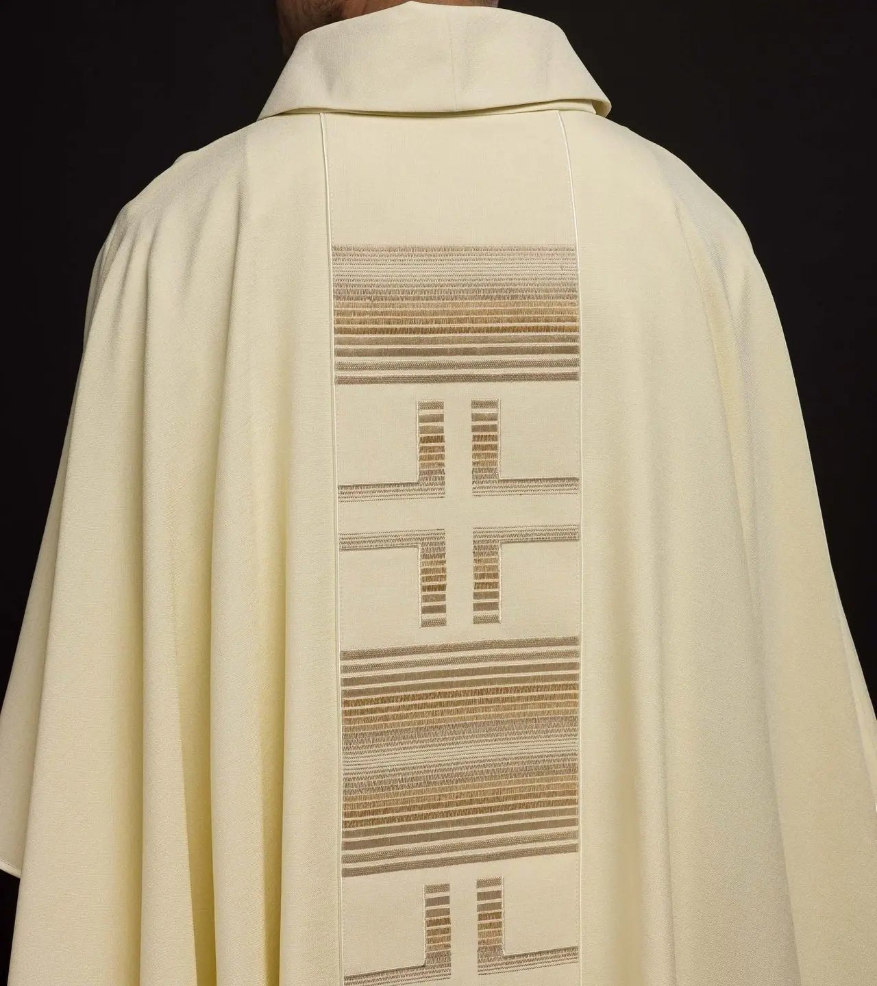 Casulla bordada con cruces