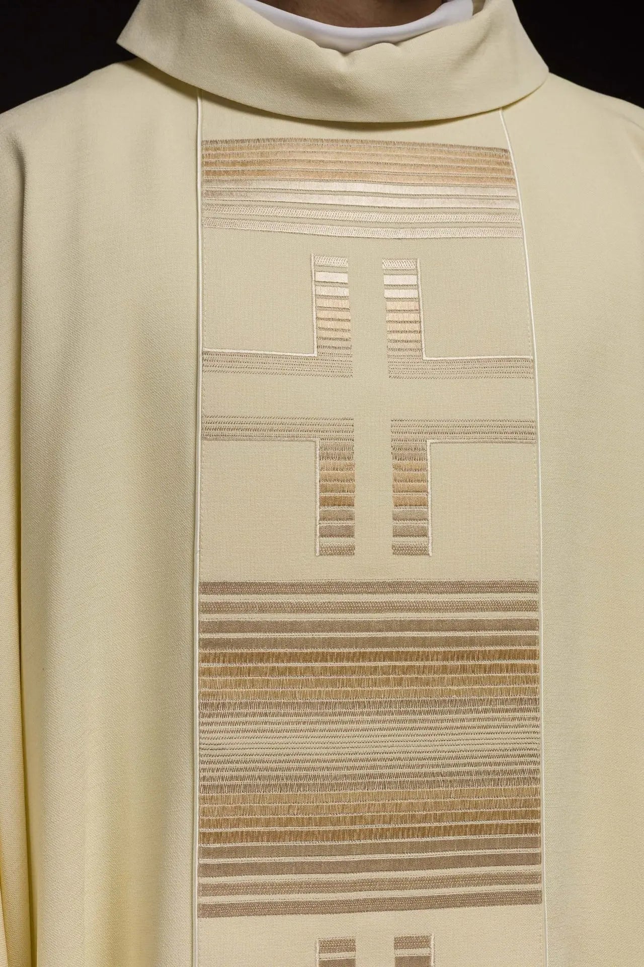 Casulla bordada con cruces
