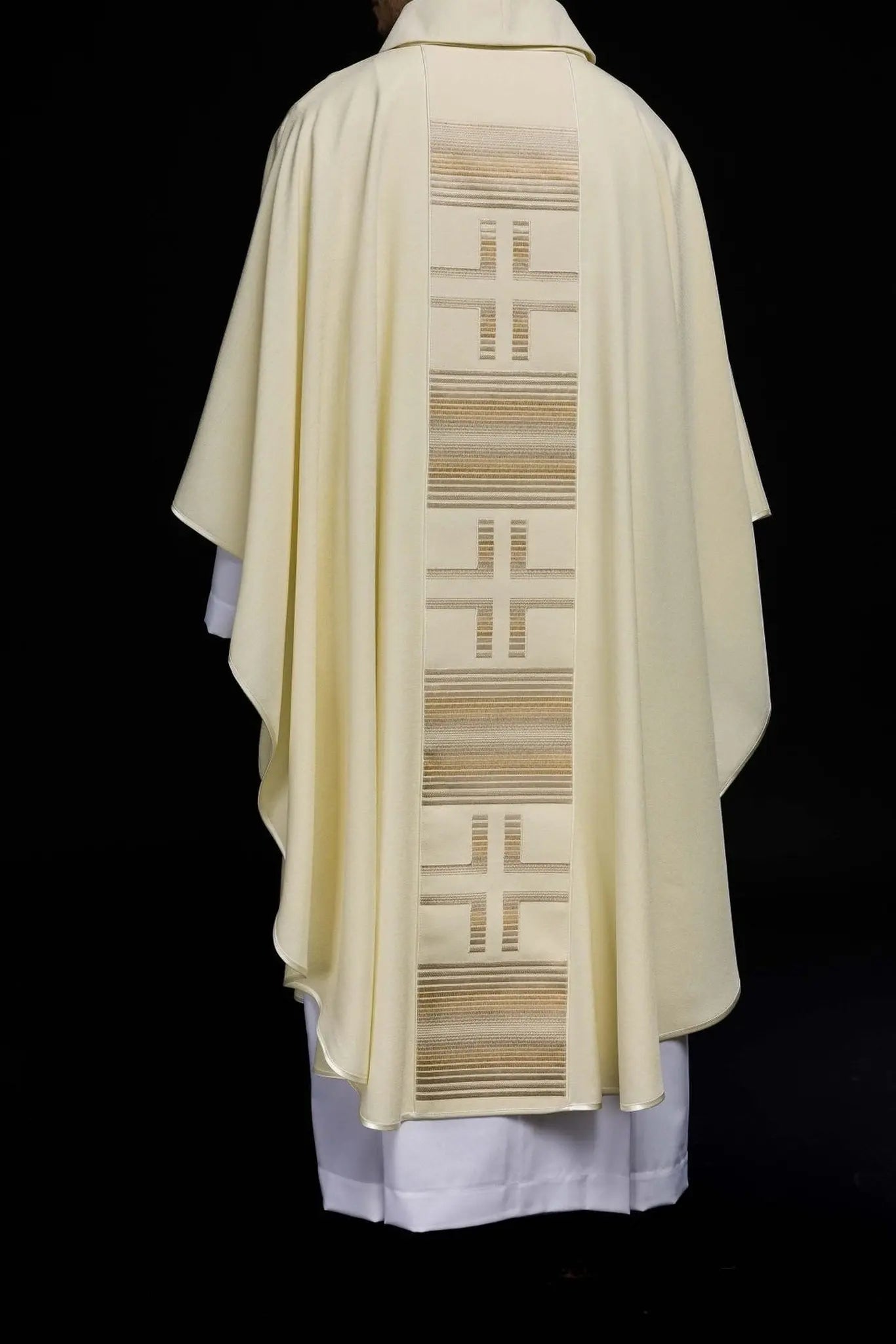 Casulla bordada con cruces