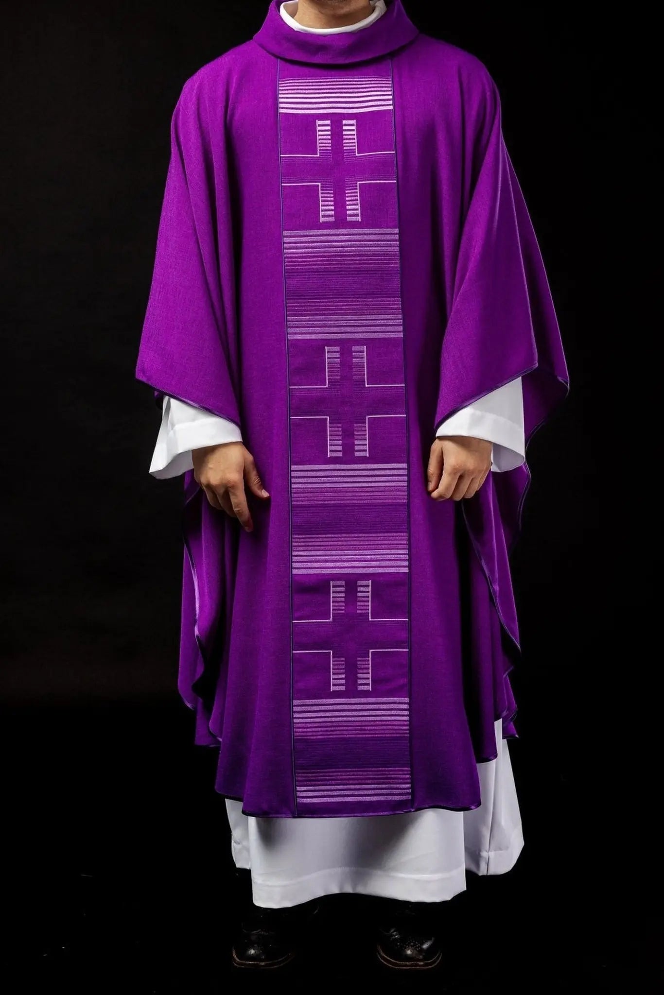 Casulla bordada con cruces en púrpura