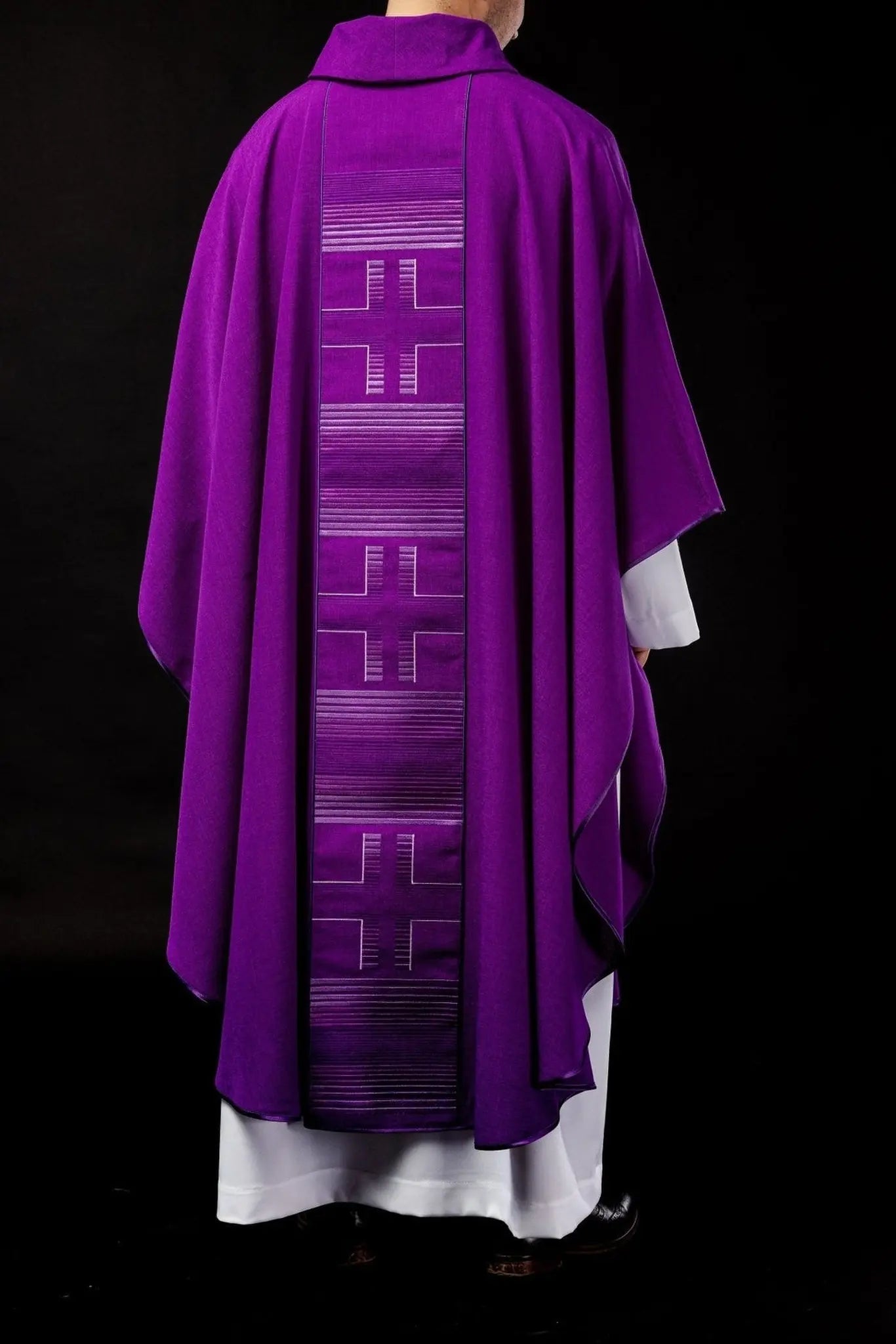 Casulla bordada con cruces en púrpura