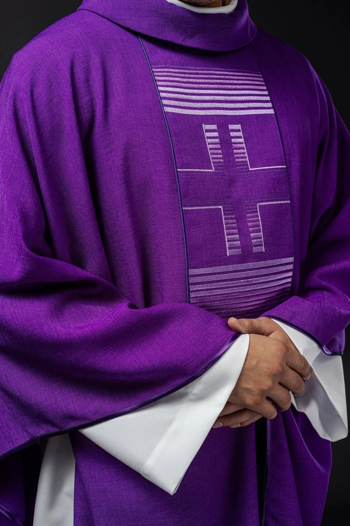 Casulla bordada con cruces en púrpura