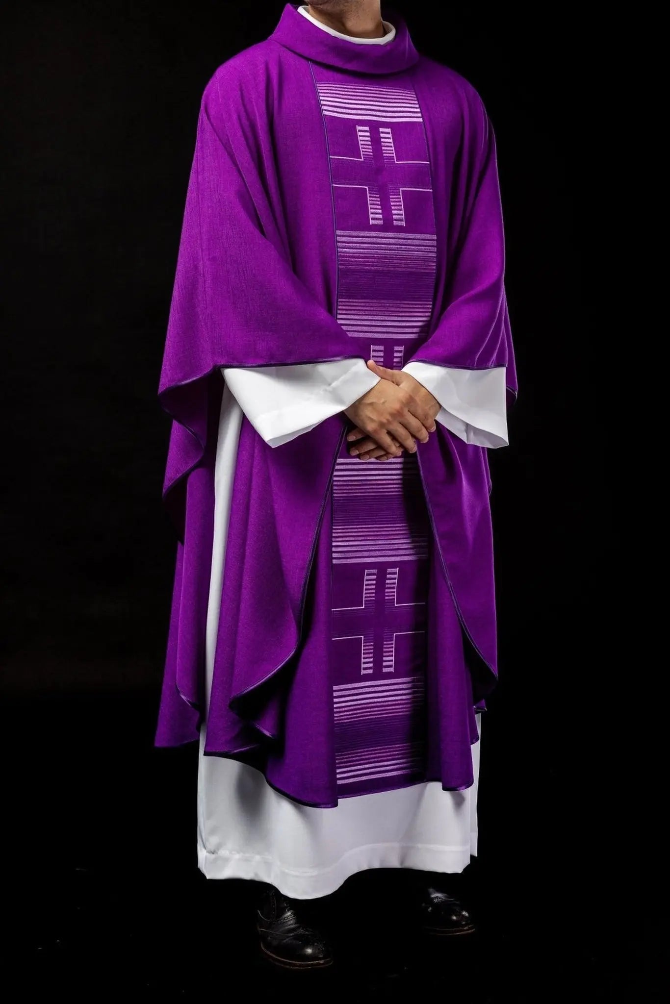 Casulla bordada con cruces en púrpura