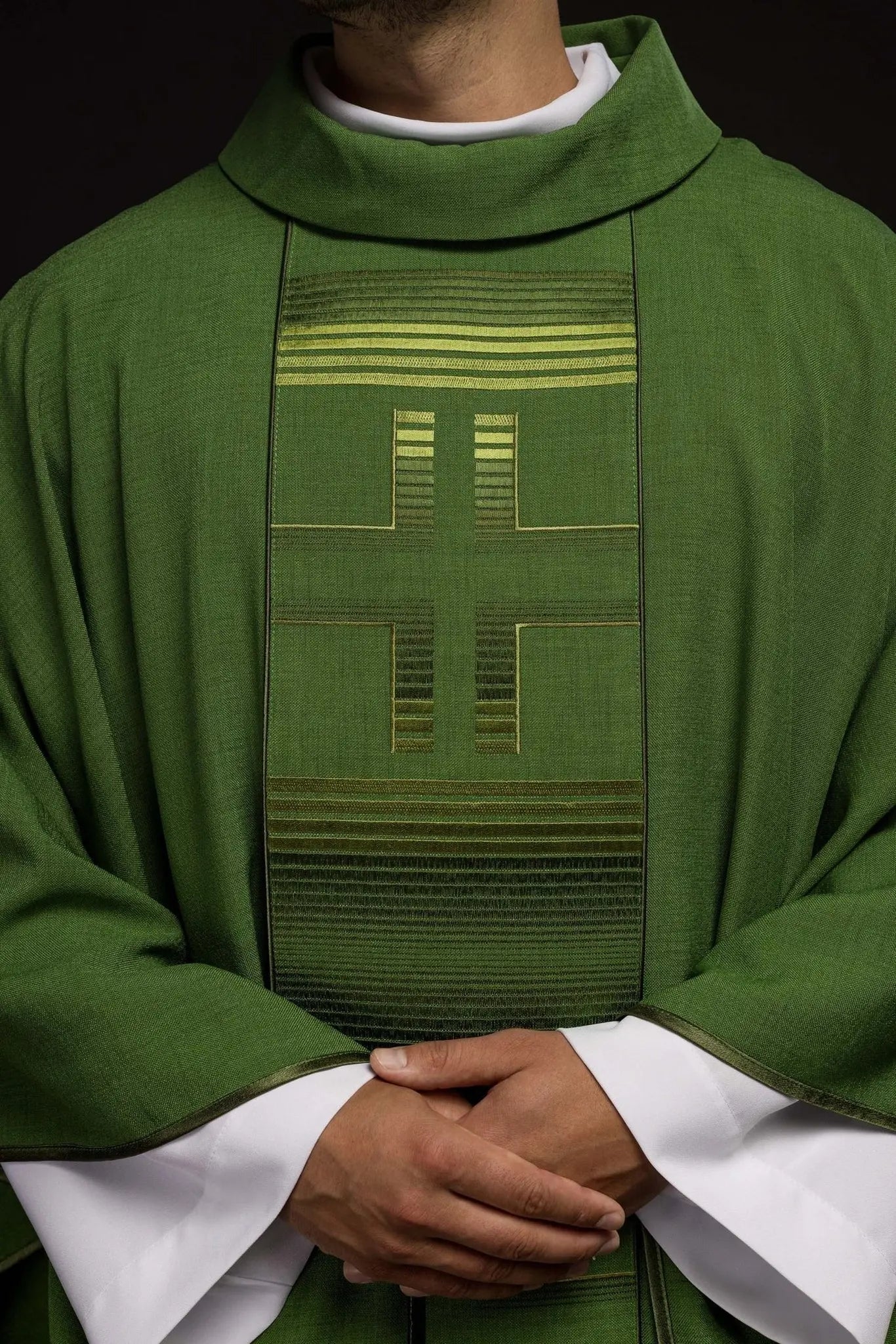 Casulla bordada con cruces en verde