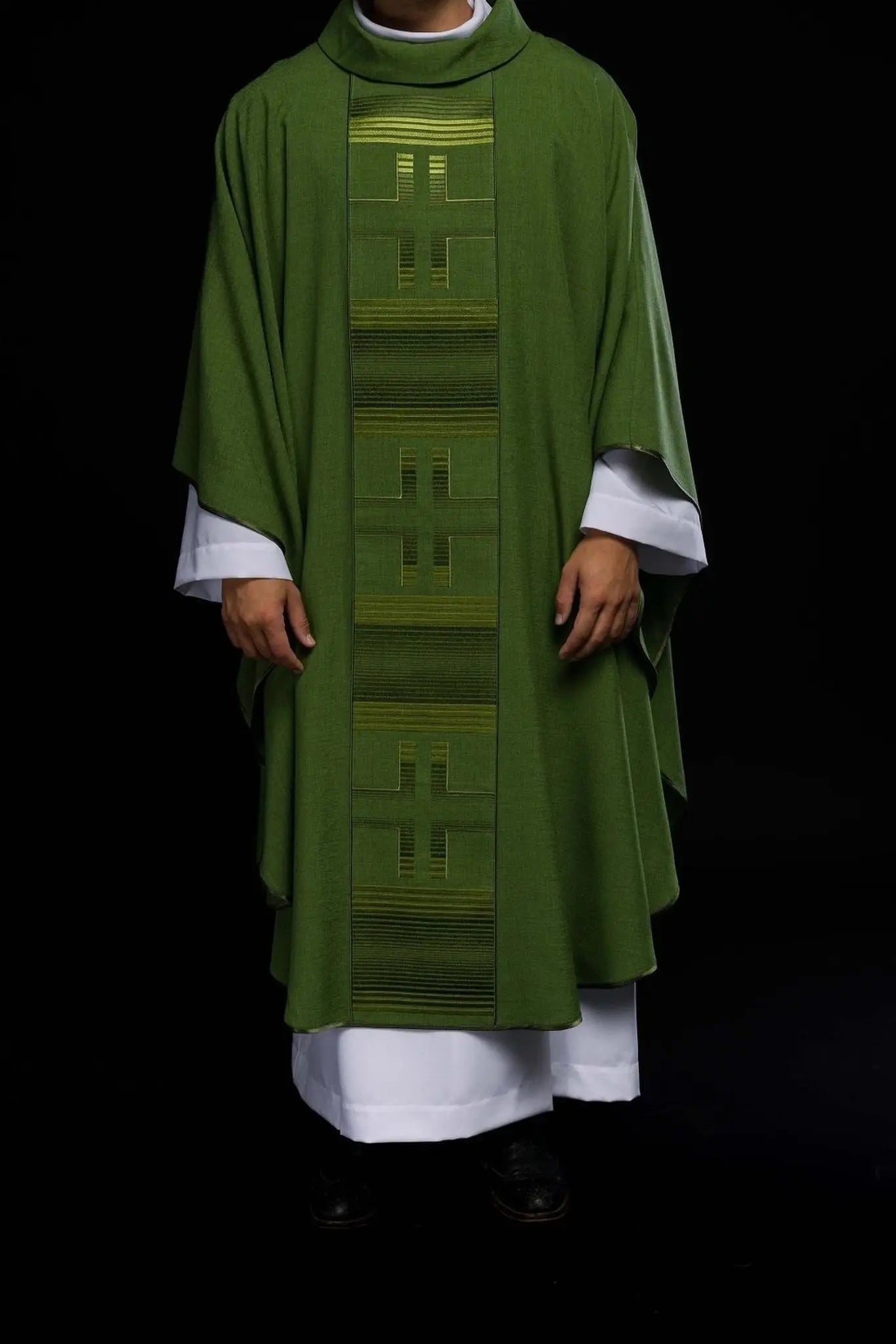 Casulla bordada con cruces en verde