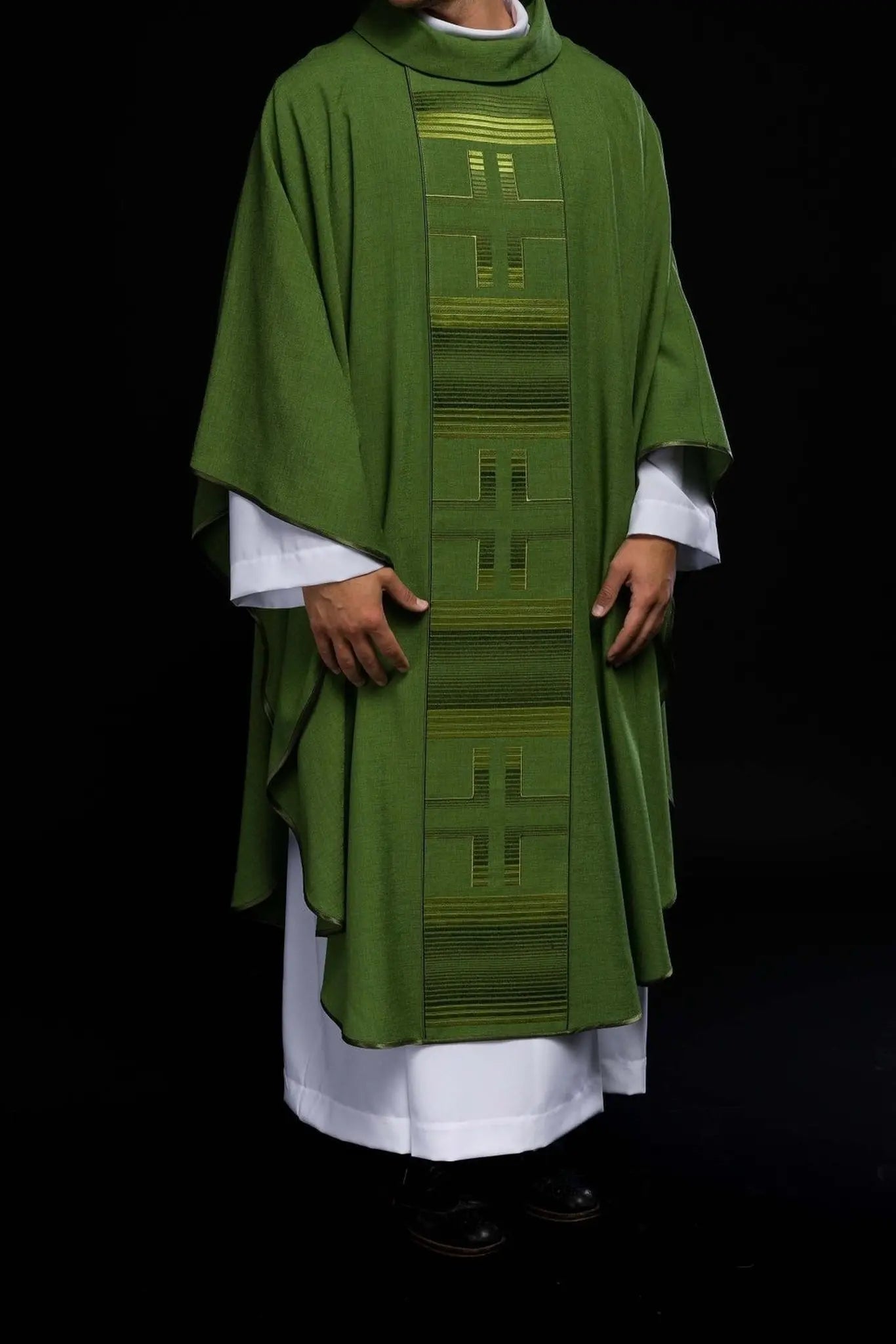 Casulla bordada con cruces en verde
