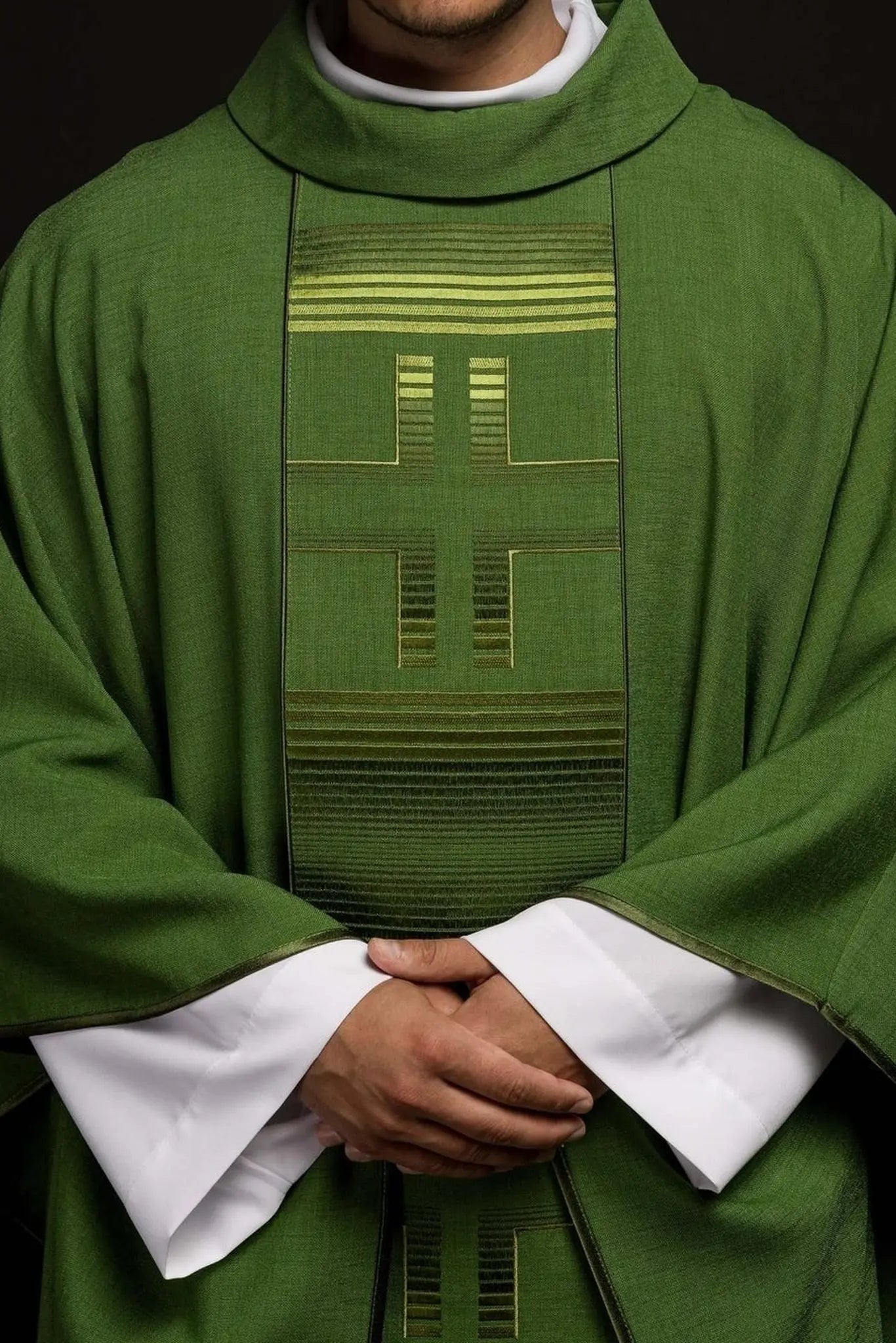 Casulla bordada con cruces en verde