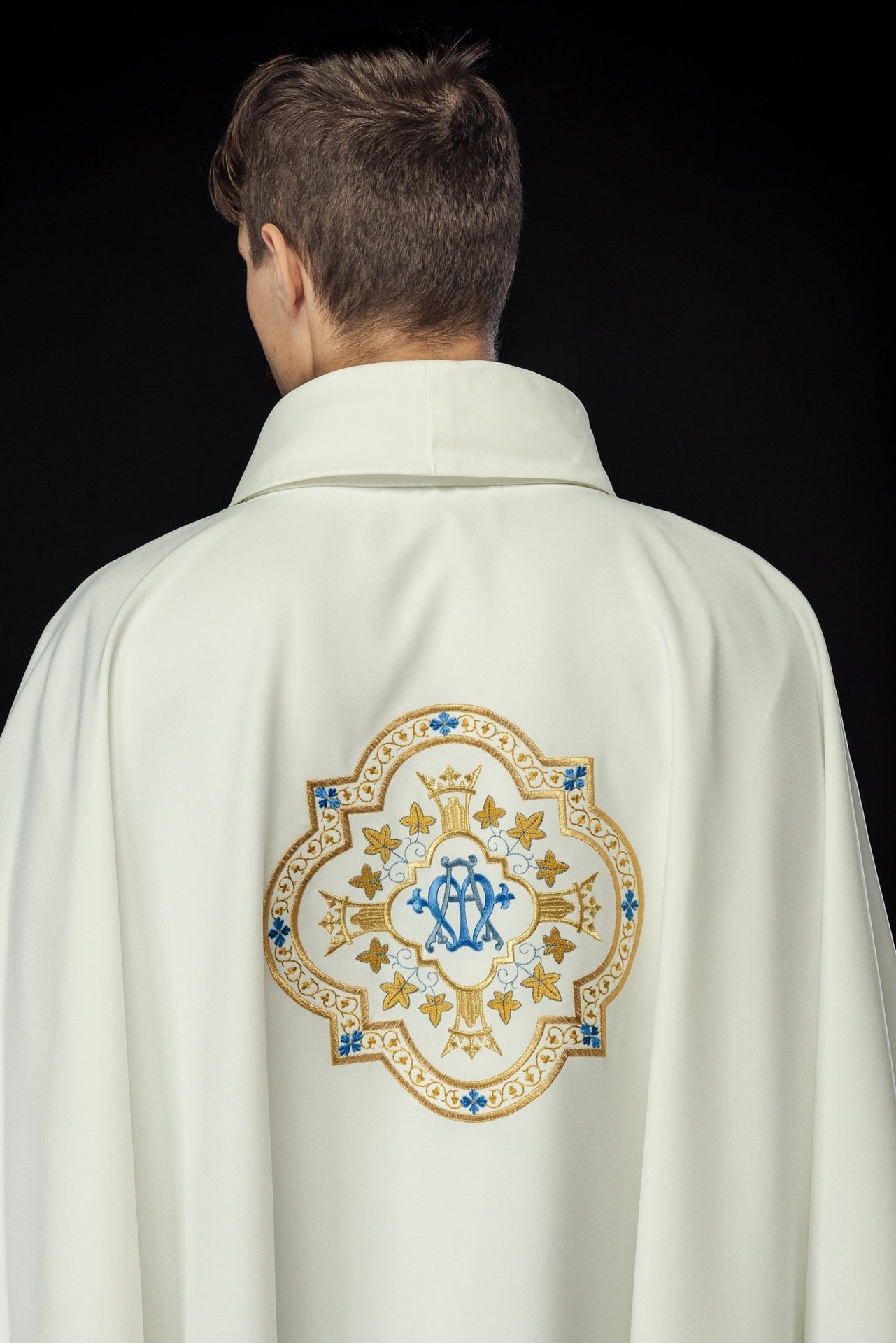 Ornat haftowany z motywem Maryjnym ecru