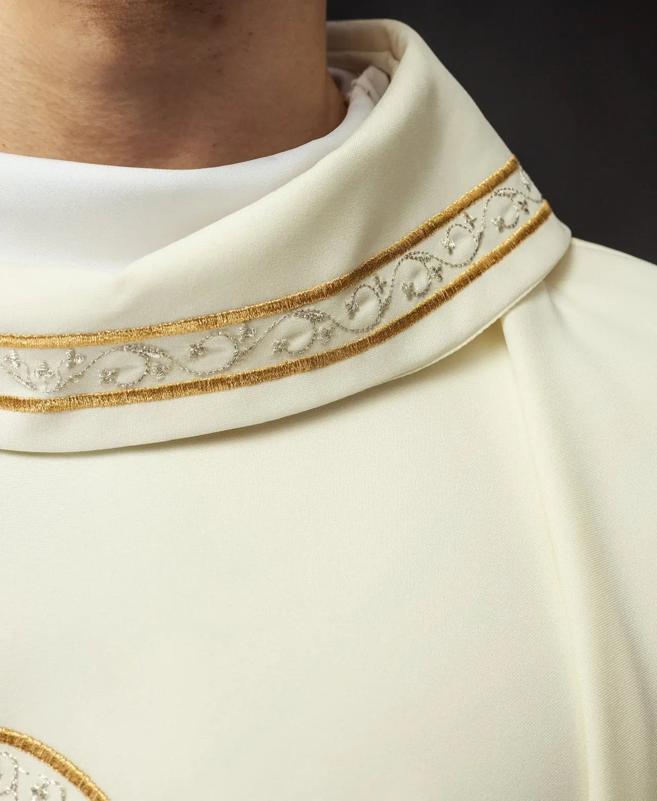 Embroidered chasuble with Marian motif ecru