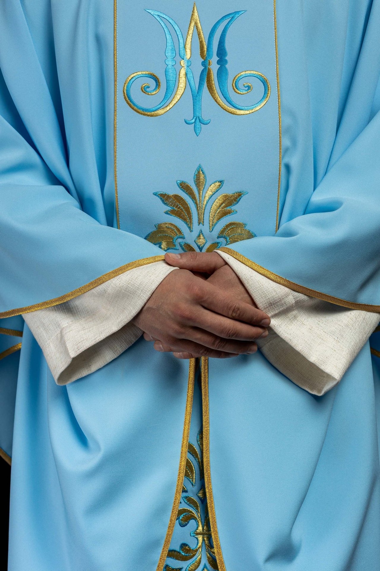 Ornat haftowany z motywem Maryjnym Niebieski