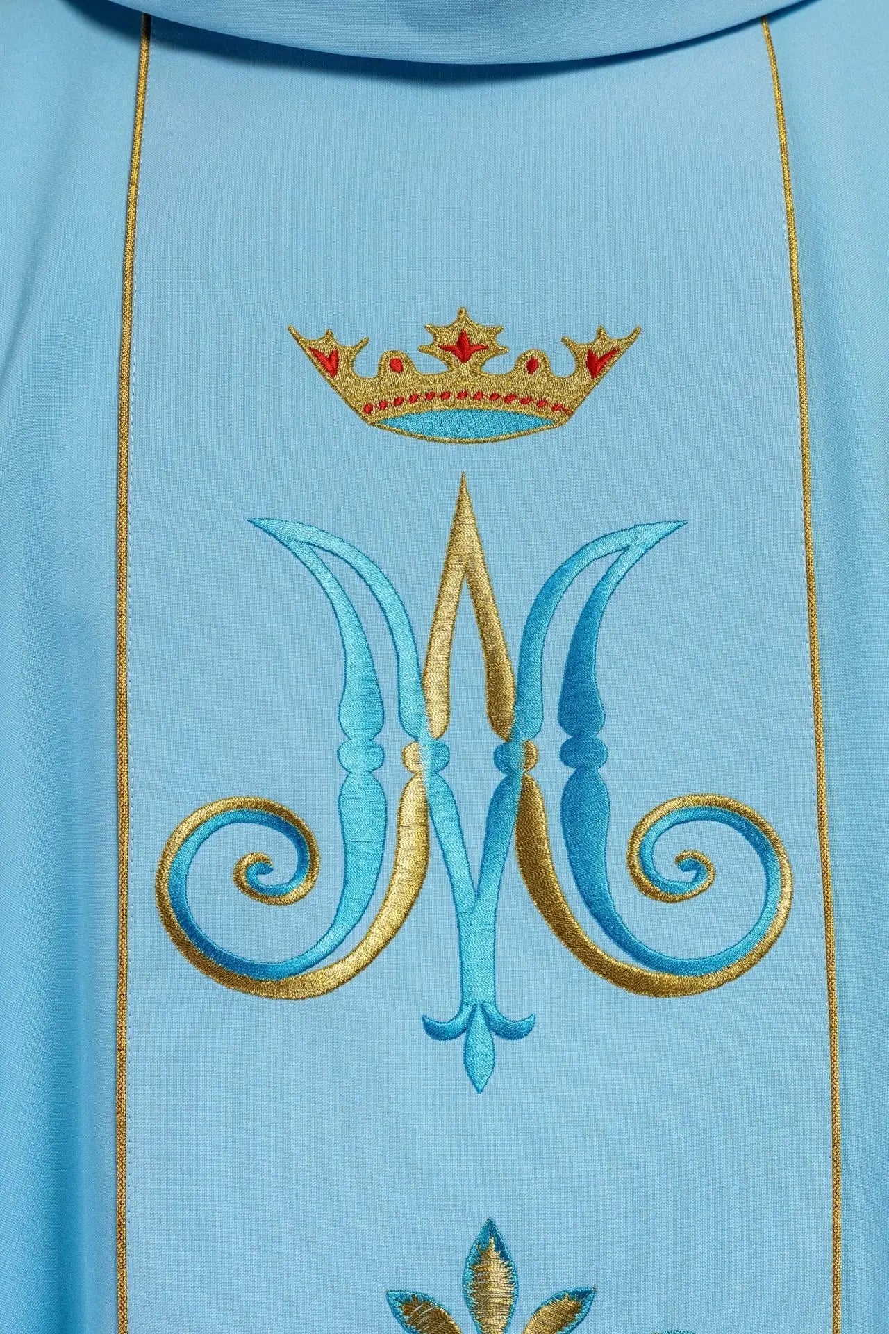 Casulla bordada con motivo mariano azul