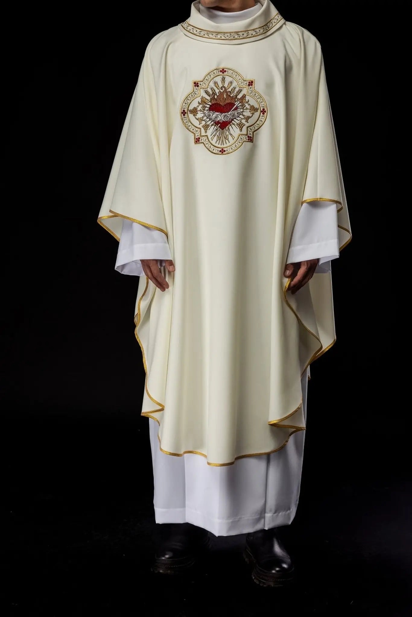 Casulla bordada con el motivo del Corazón de Jesús