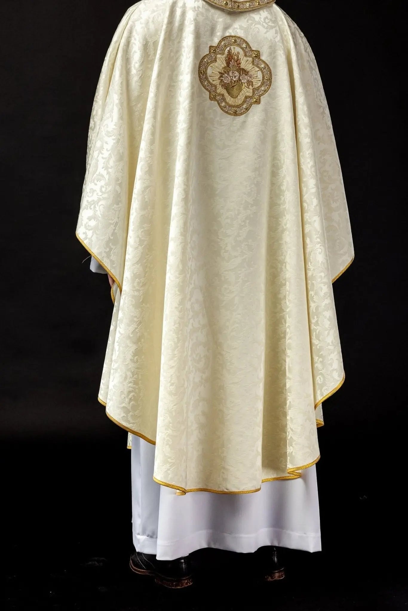 Casulla bordada con motivo del Corazón de María en tela jacquard