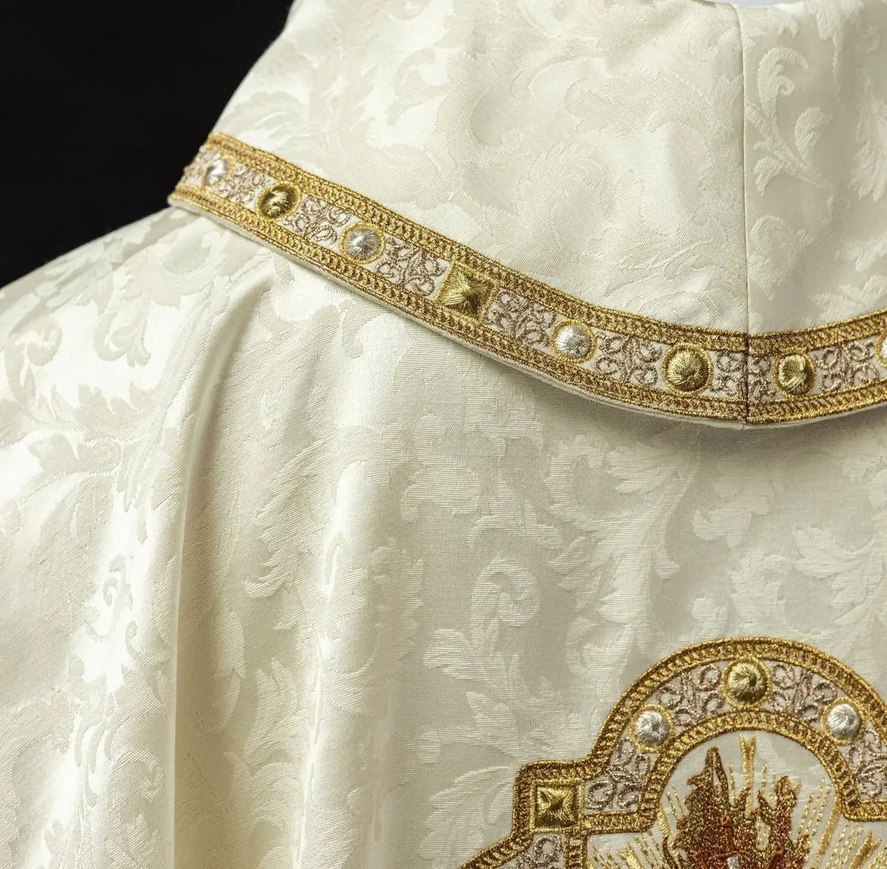 Casulla bordada con motivo del Corazón de María en tela jacquard