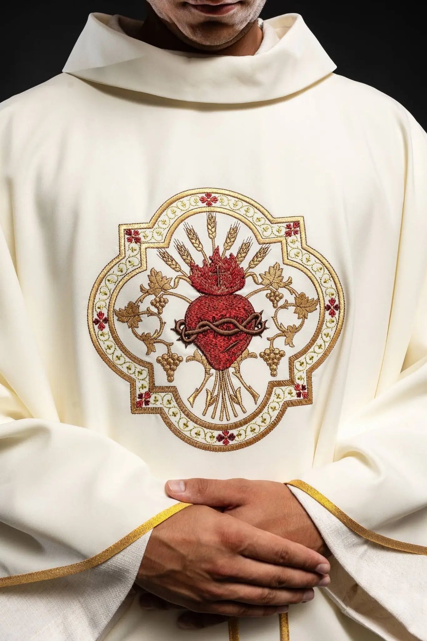 Embroidered chasuble with the motif of the Heart of Jesus and the Eucharistic cup