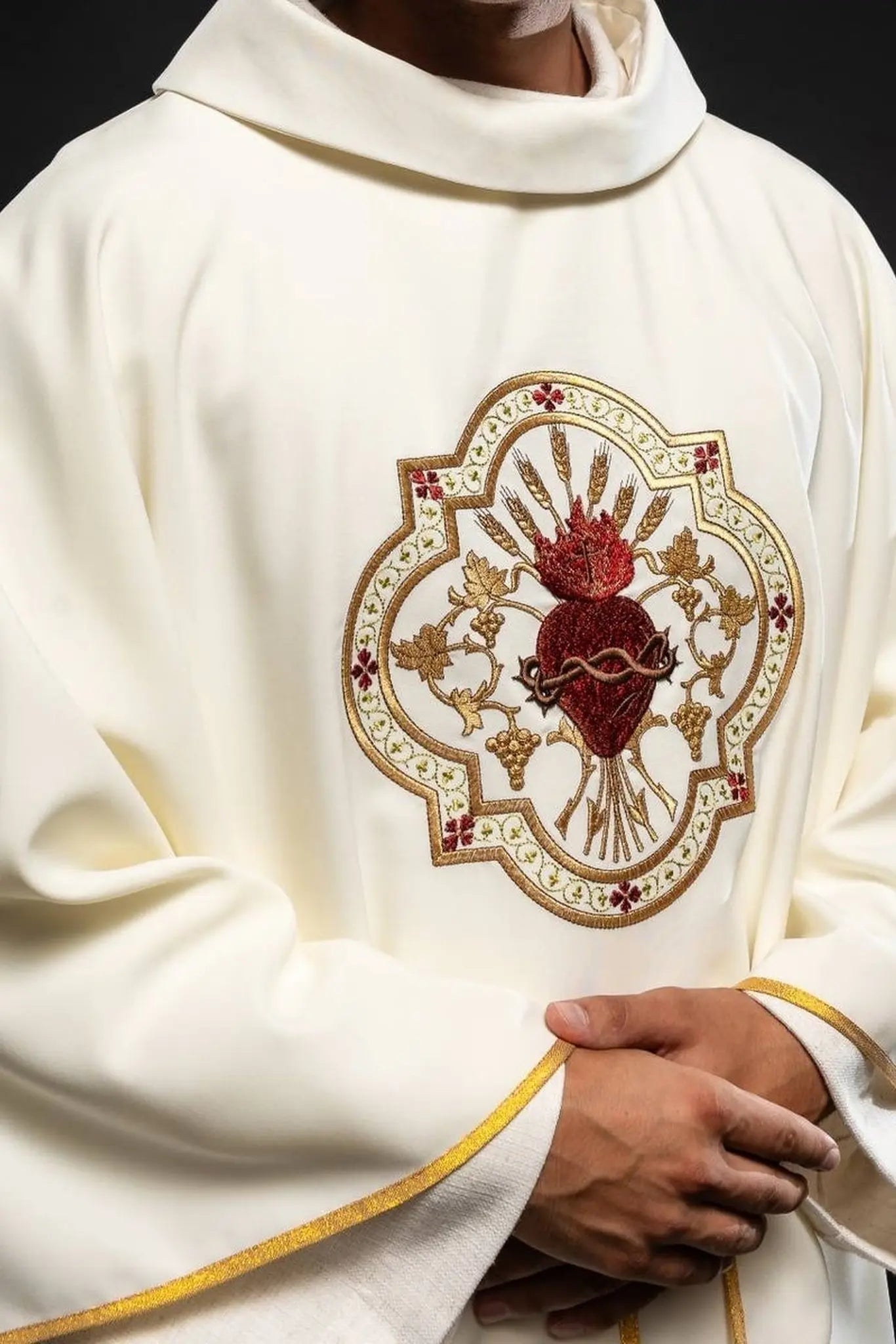 Casulla bordada con el motivo del Corazón de Jesús y la copa eucarística