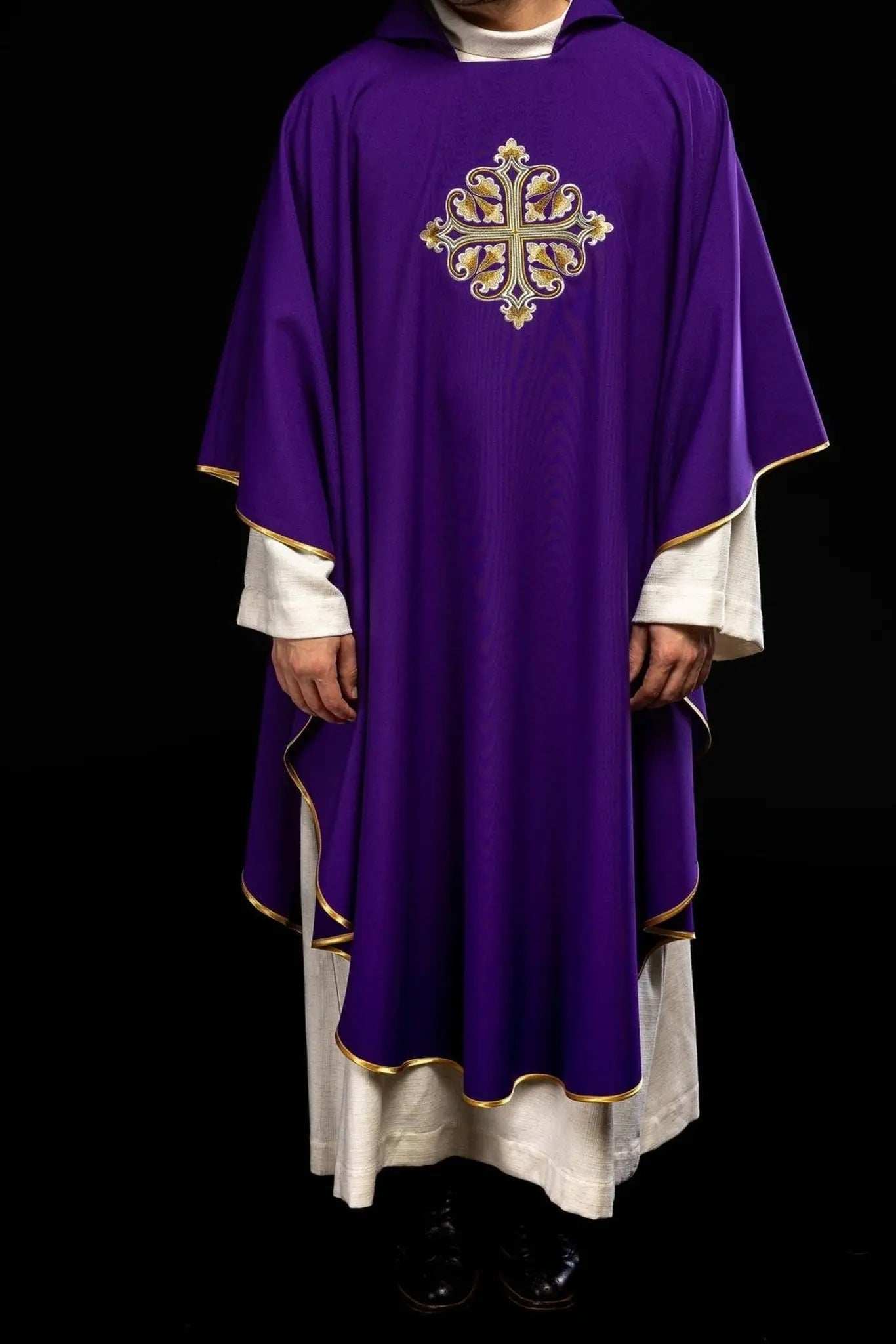 Casulla púrpura bordada con cruz decorada y cuello ancho
