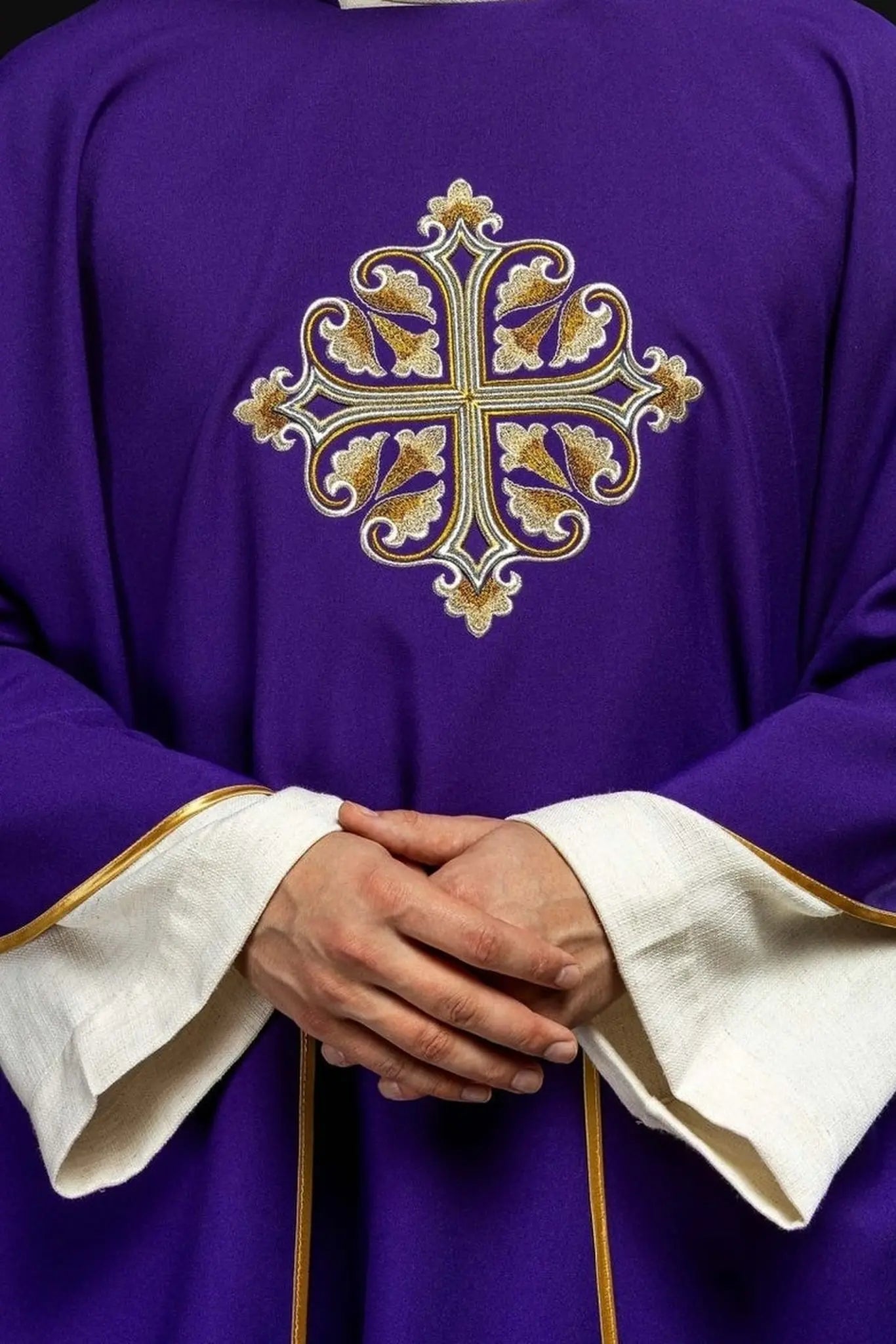 Casulla púrpura bordada con Cruz decorada y cuello ancho