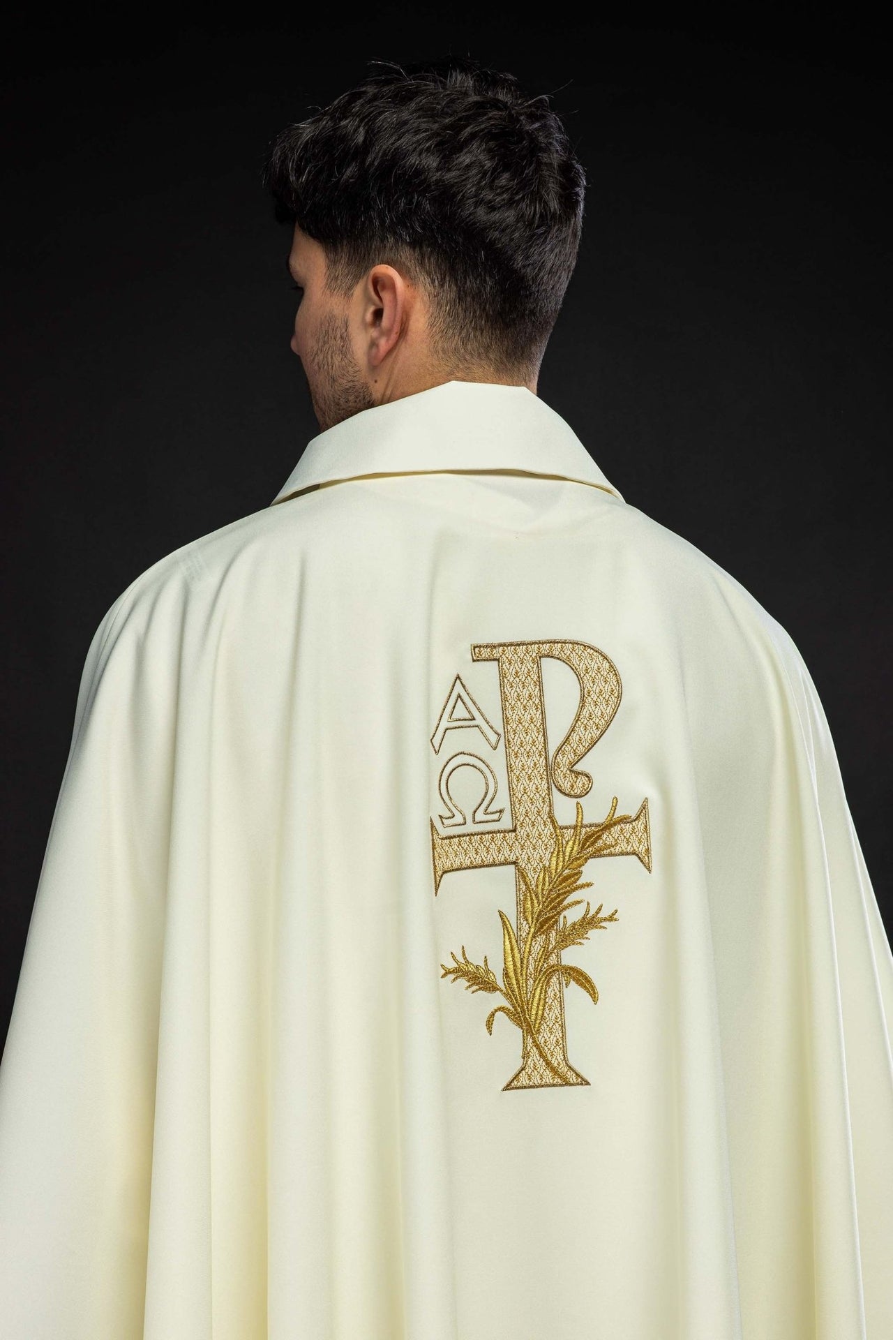 Ornat haftowany z symbolem Alfa i Omega z szerokim kołnierzem ecru