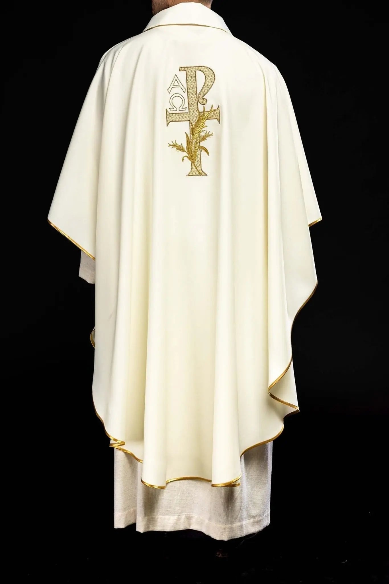 Casulla bordada con símbolo de Alfa y Omega y cuello ancho – Ecru