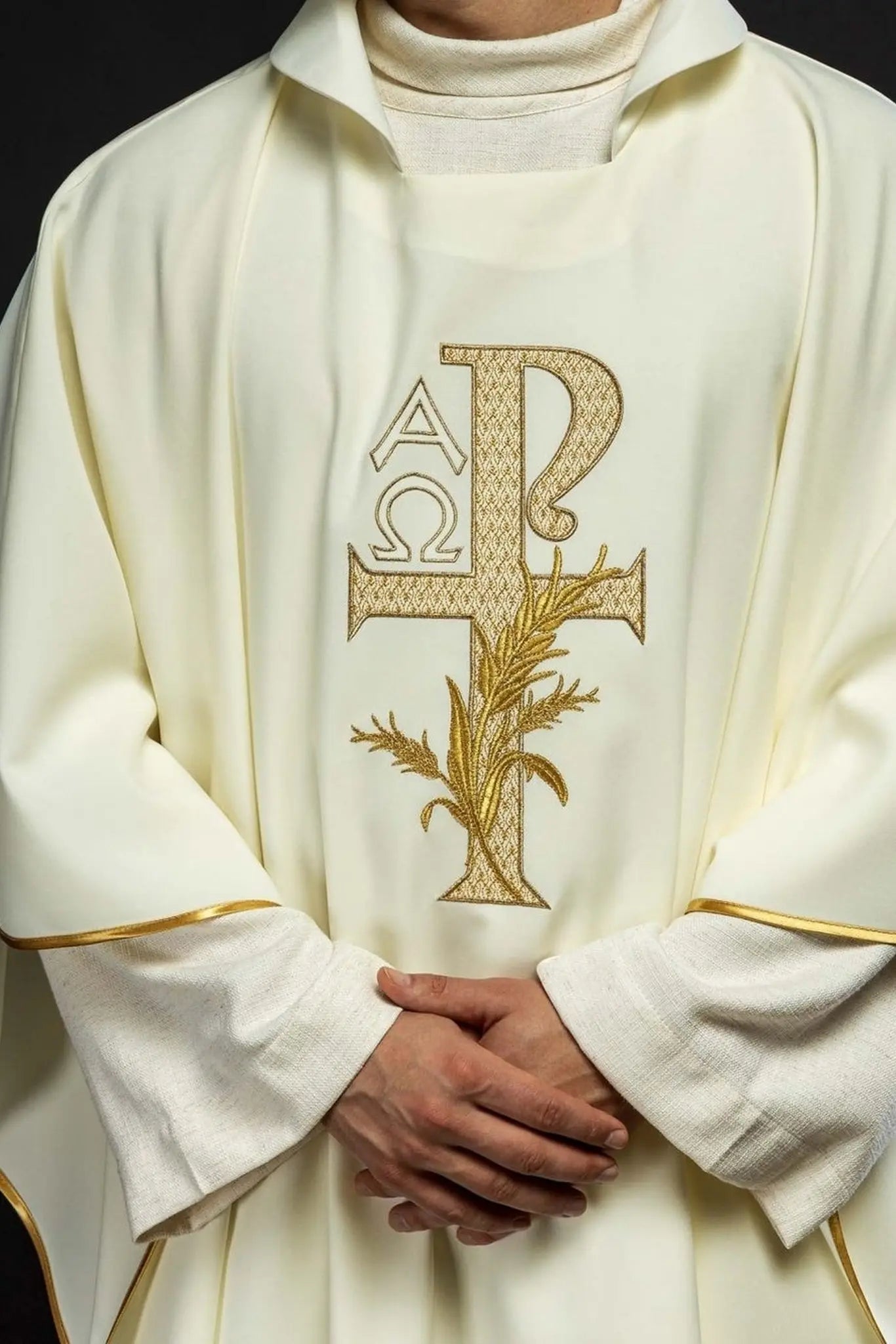 Casulla bordada con símbolo de Alfa y Omega y cuello ancho – Ecru
