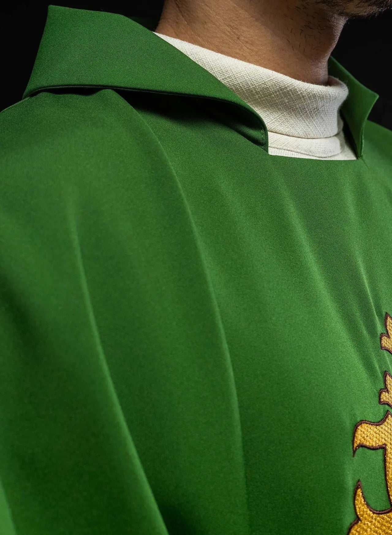 Casulla verde bordada con símbolo JHS y cuello ancho
