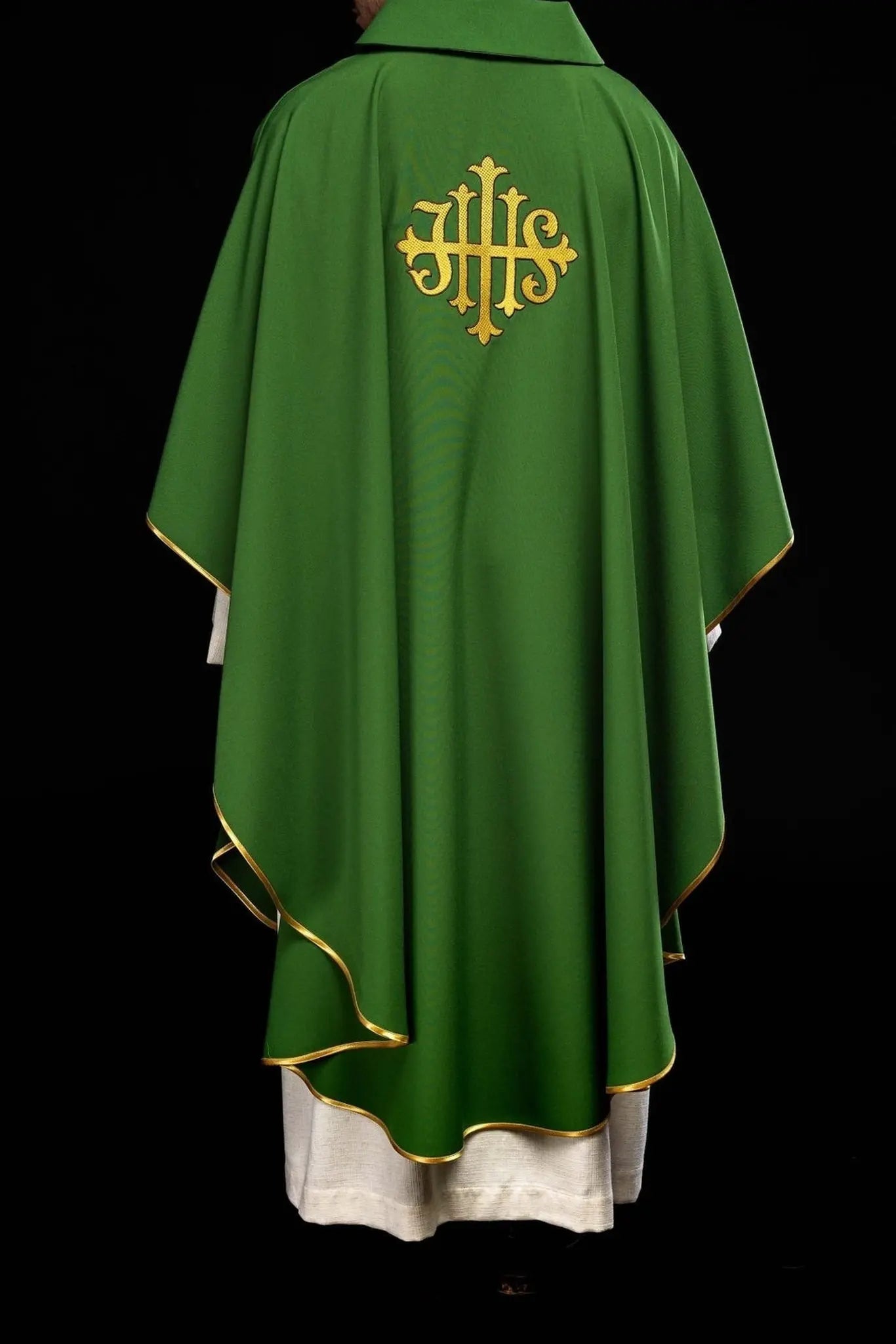Casulla verde bordada con símbolo JHS y cuello ancho