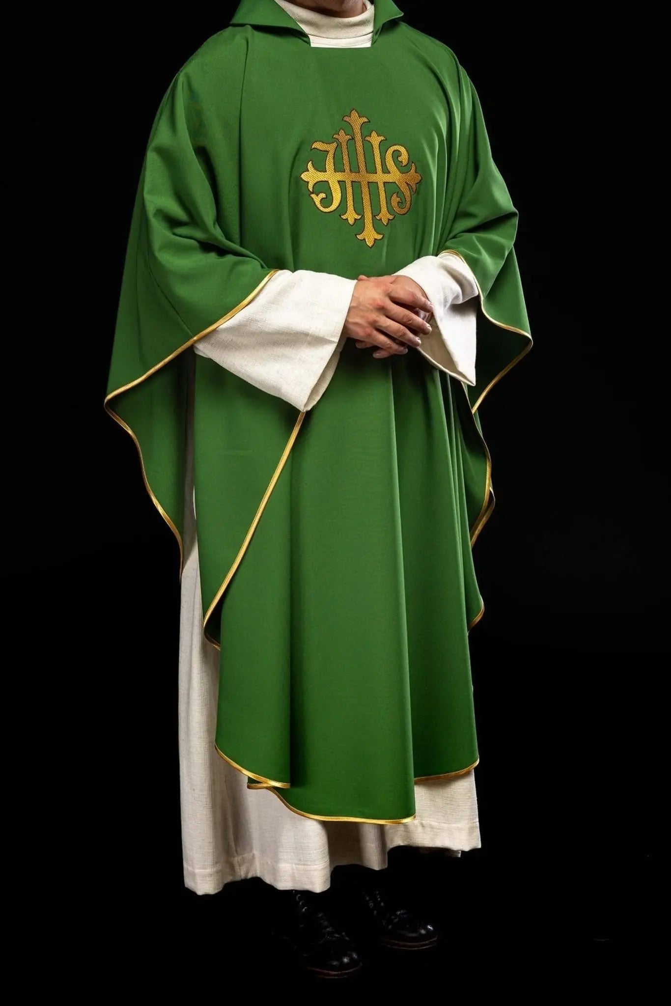 Casulla verde bordada con símbolo JHS y cuello ancho