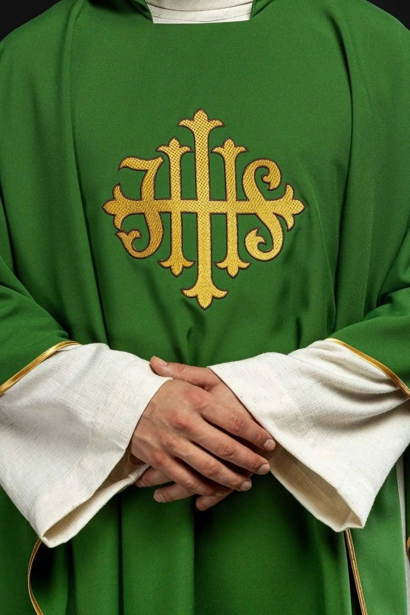 Casulla verde bordada con símbolo JHS y cuello ancho